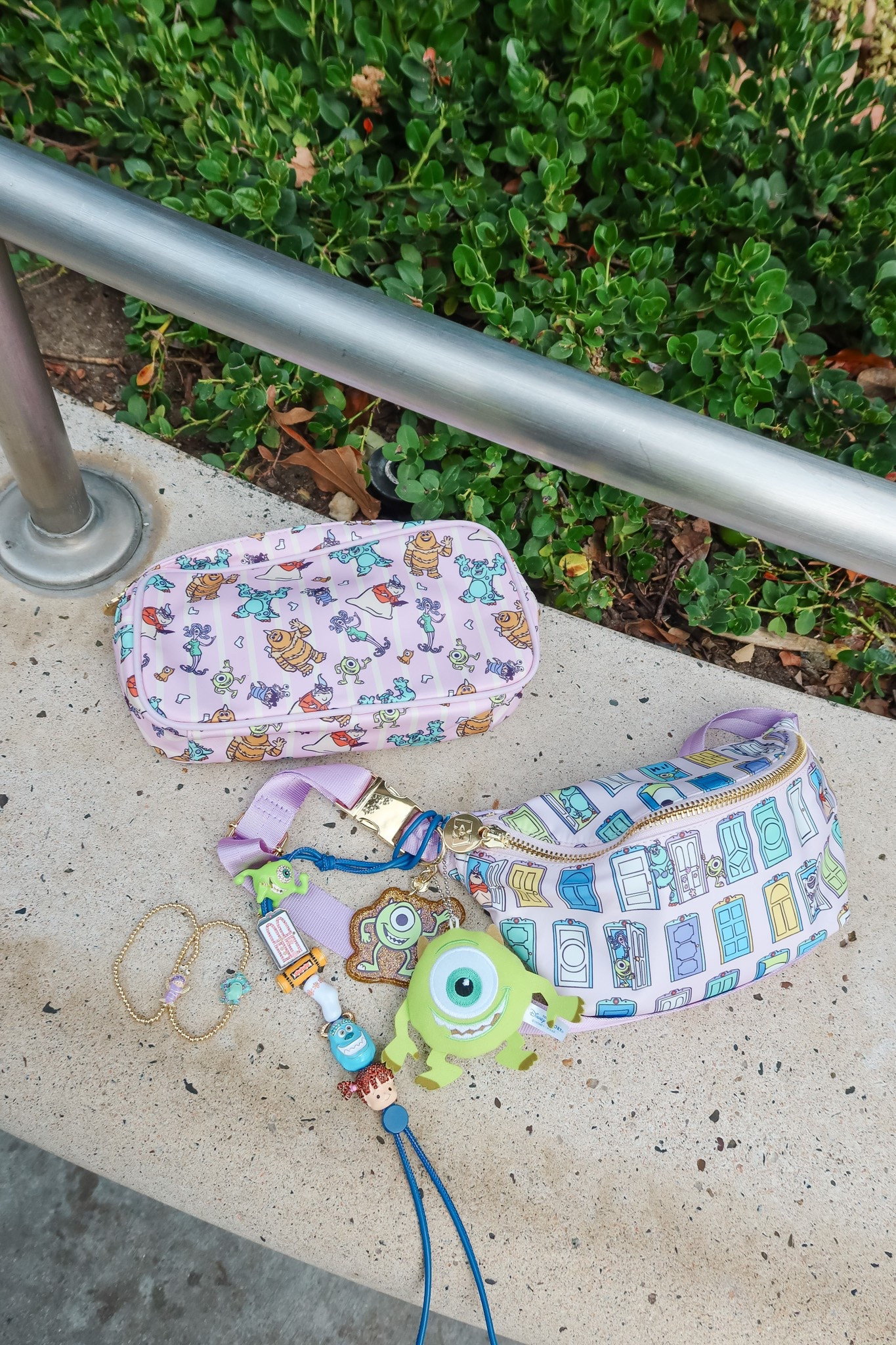 •Scary cute details 💜💙💚•