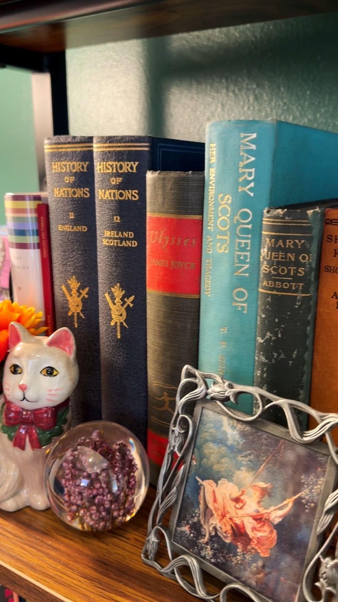 Creating a cozy reading corner with pieces I love 📚 This cat vase from Anthropologie is such a fun touch, and I've styled it with art prints and bookish accessories that make my shelf feel special. Shop everything below ✨


#LTKdayinmylife #LTKHome #LTKvlog