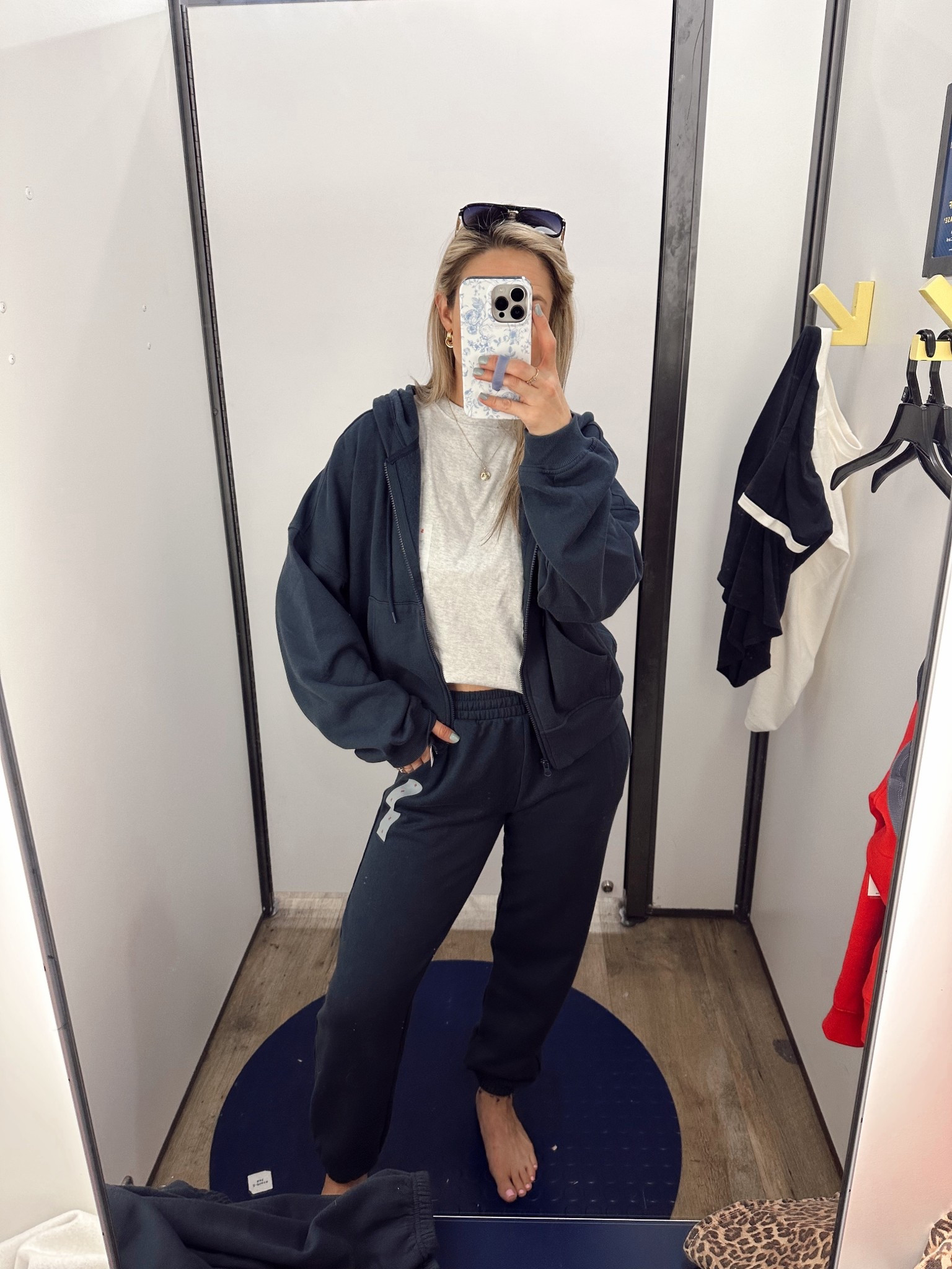 My idea of a perfect sweat set! Jacket and sweatpants are 40% off, wearing a small in everything. This vintage crewneck is also my favorite staple tee!
Old navy find
Cozy outfit
