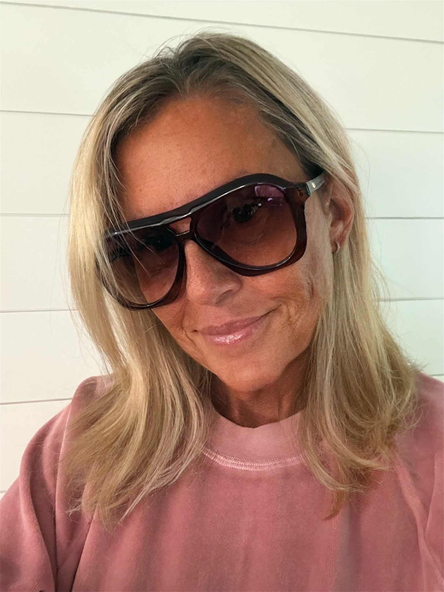 Xirena Dusty Rose Pierre Velour Sweatshirt & sunnies