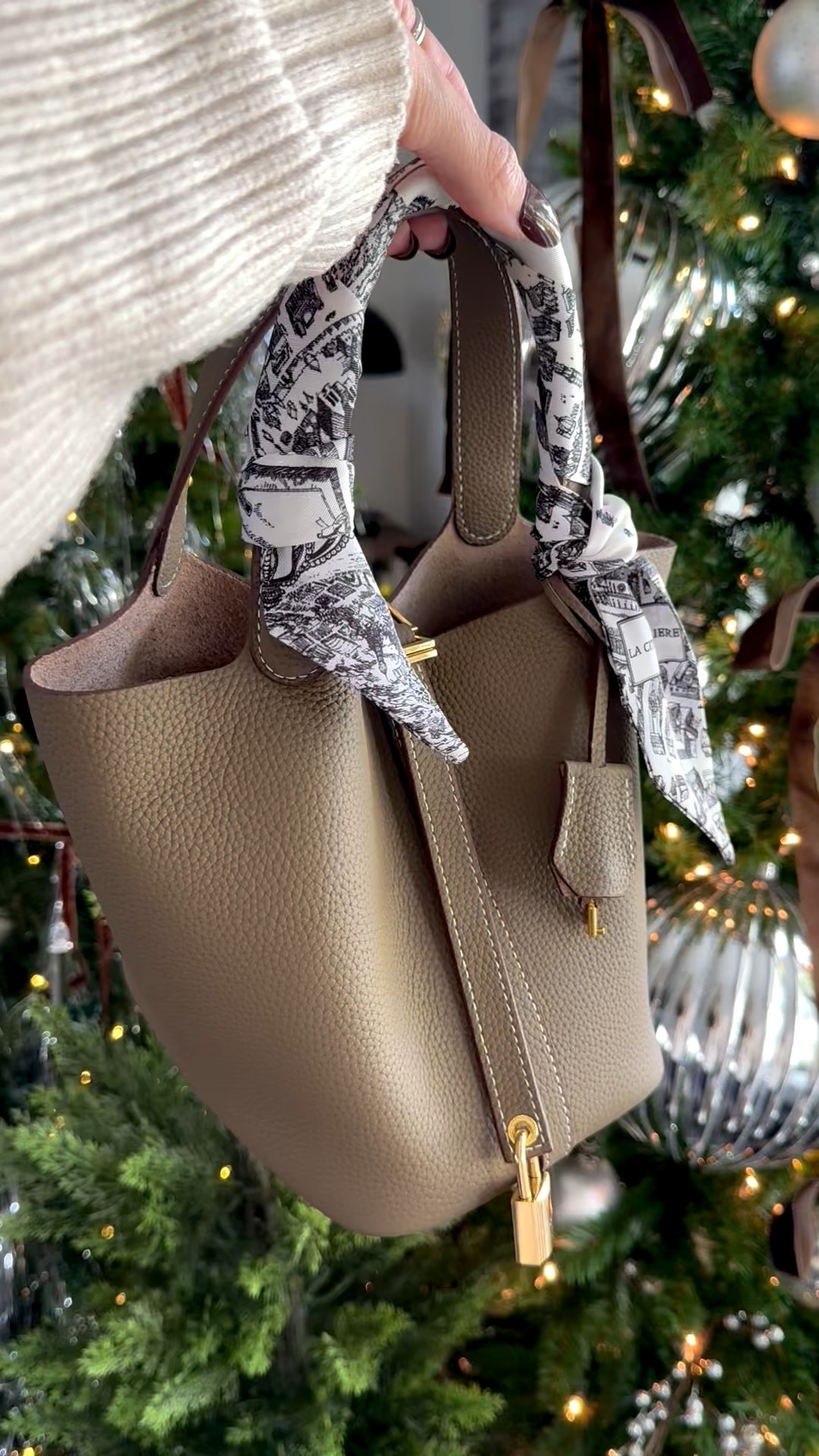 Dreamy little bag from Amazon but feels so incredibly luxe 🤎✨

#LTKFindsUnder100 #LTKmomlife