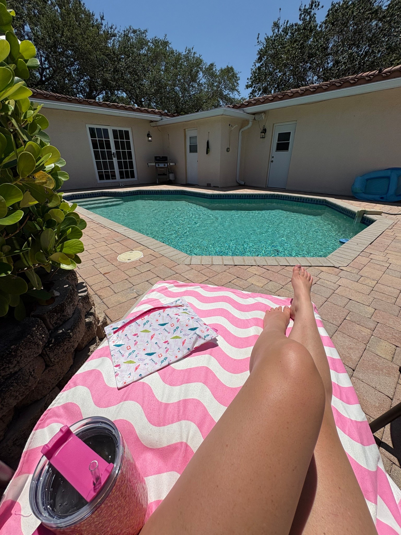 Vacation-ready vibes with all the sparkle Perfect for sunny days and beachside moments! #SummerEssentials #VacationVibes #PoolsidePerfection


#LTKSeasonal #LTKGiftGuide #LTKTravel