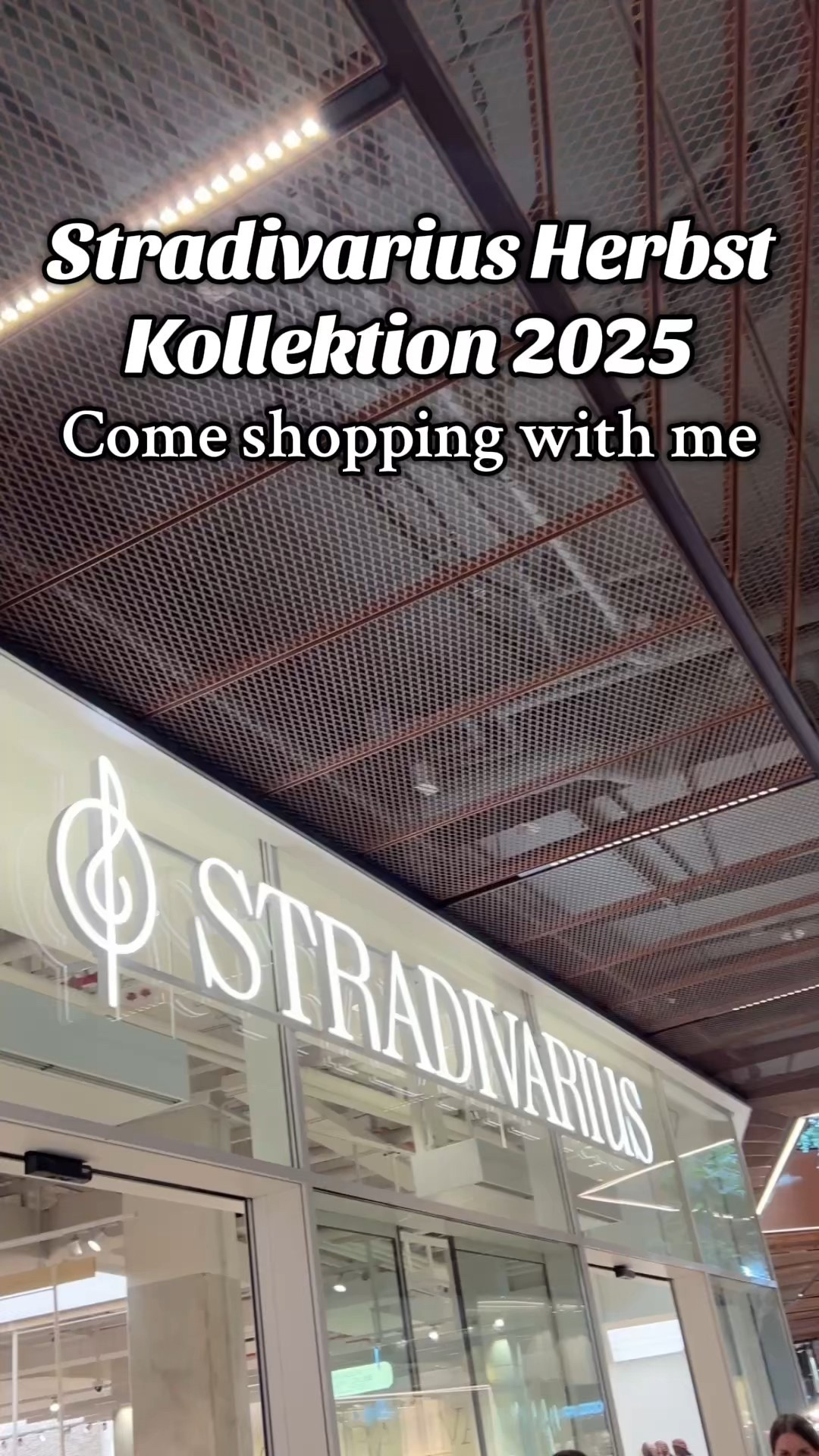 Kommt mit mir zum Shoppen im Westfield Uberseequartier. Der Stradivarius dort ist leider immer so überfüllt, dass man gar nichts anprobieren kann ohne ewig zu warten. Ich habe dennoch das ein oder andere schöne Teil entdeckt, aber mitgenommen haben ich nichts. 

#LTKeurope #LTKdeutschland #LTKautumn