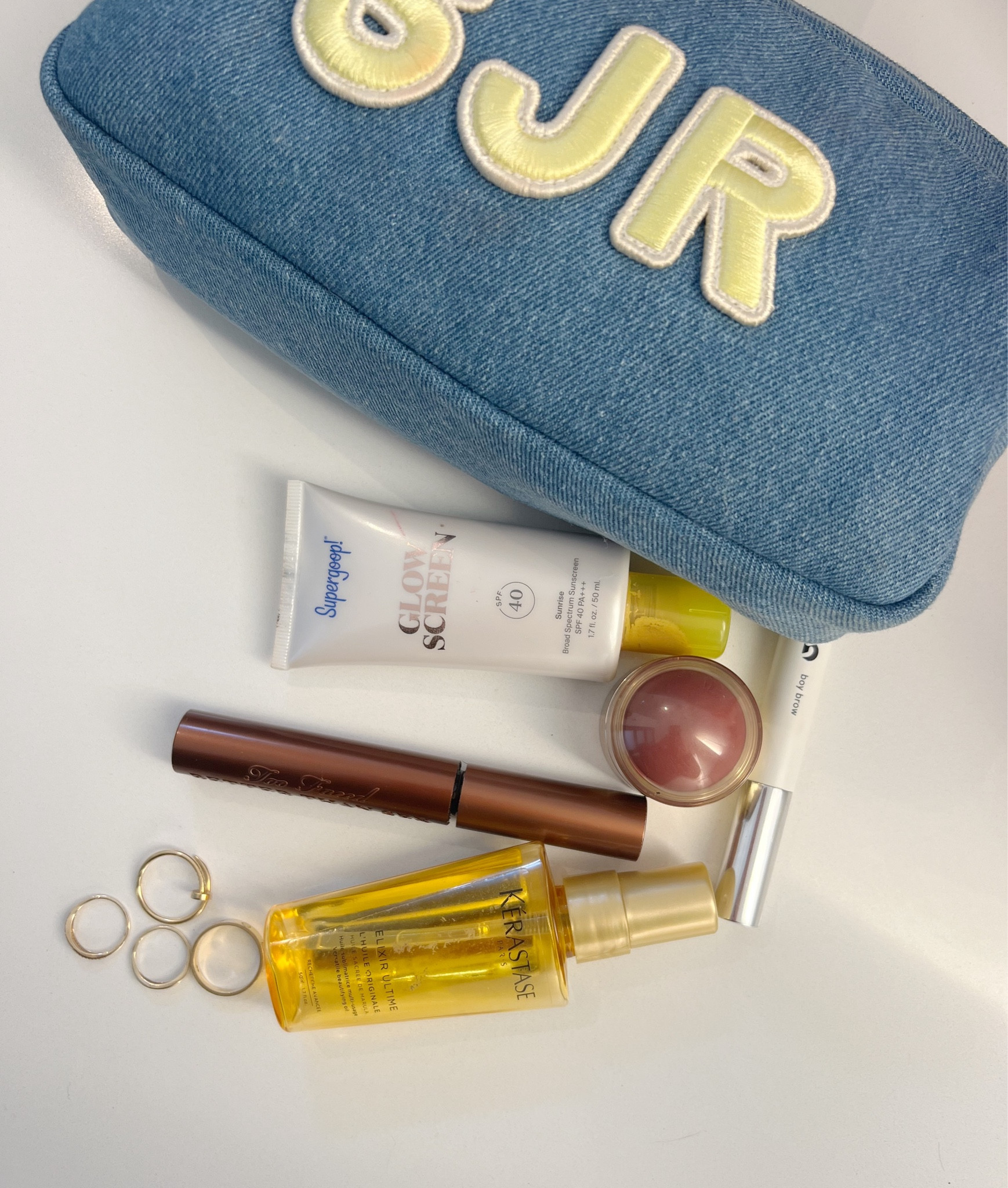 💄 #GRWM #morningroutine #makeup #stoneyclover #essentials #supergoop #glowscreen #merit #beauty #mejuri

#LTKbeauty #LTKMostLoved