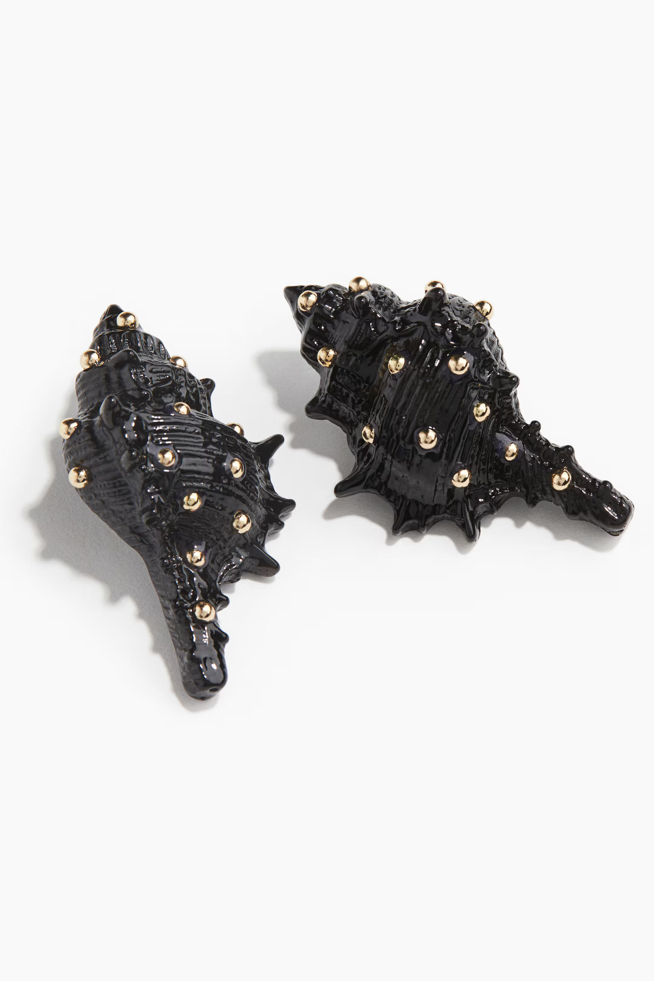 Seashell-shaped stud earrings | H&M (UK, MY, IN, SG, PH, TW, HK)