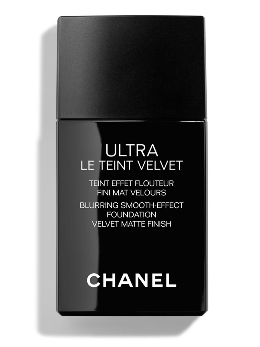 CHANEL Blurring Smooth-Effect Foundation | Saks Fifth Avenue | Saks Fifth Avenue
