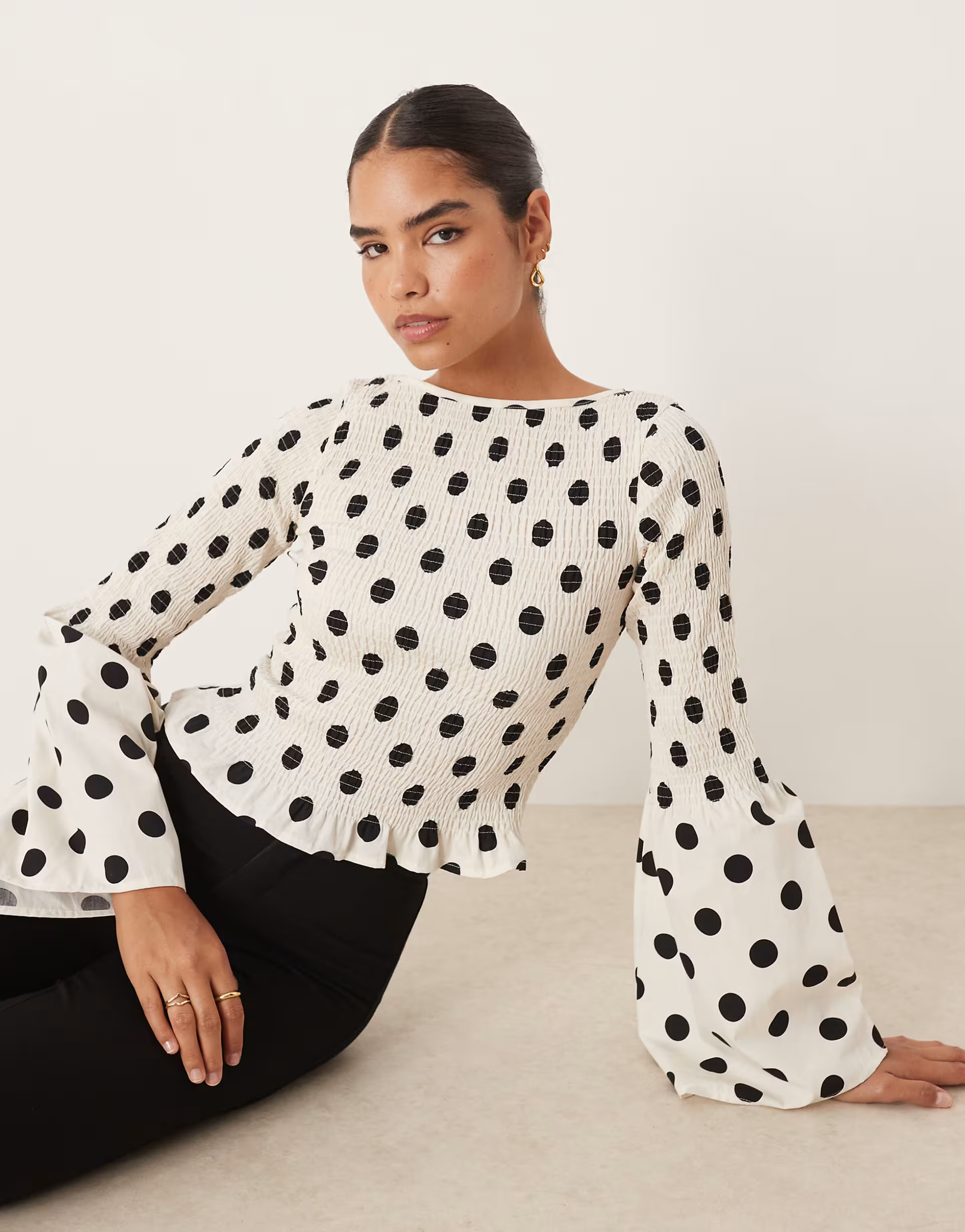 ASOS DESIGN - Gesmokt korset met lange mouwen en stippenprint in crème | ASOS (Global)