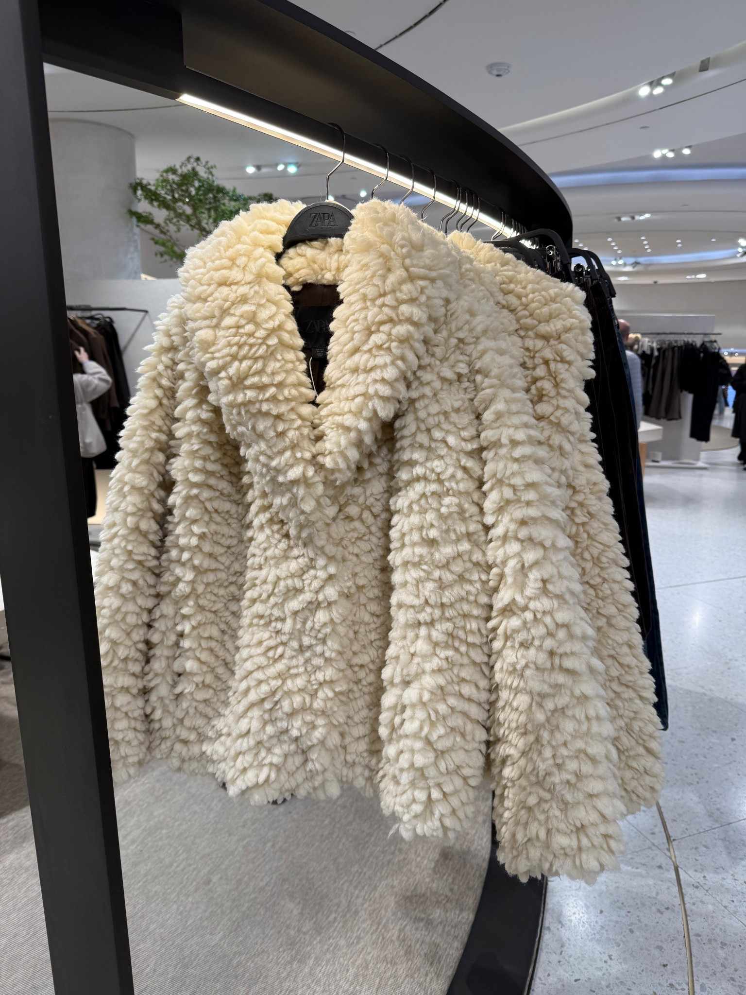CHRISTMAS MARKETS COAT🐻🐻🐻
Tags: Zara cream shearling Teddy coat jacket cozy warm winter fashion outfit ideas city break Parisian style winter wonderland

#LTKwinter #LTKfestive