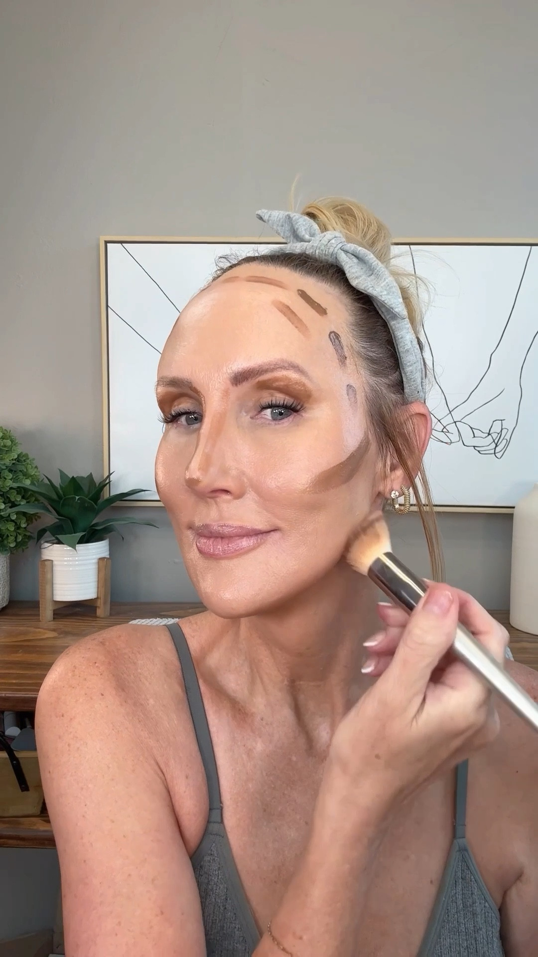 I didn’t expect to love this so much, but it’s surprisingly easy to blend and long lasting! 

#contour #makeup #mskeuptip #makeupiver40 #faceliftingcontour