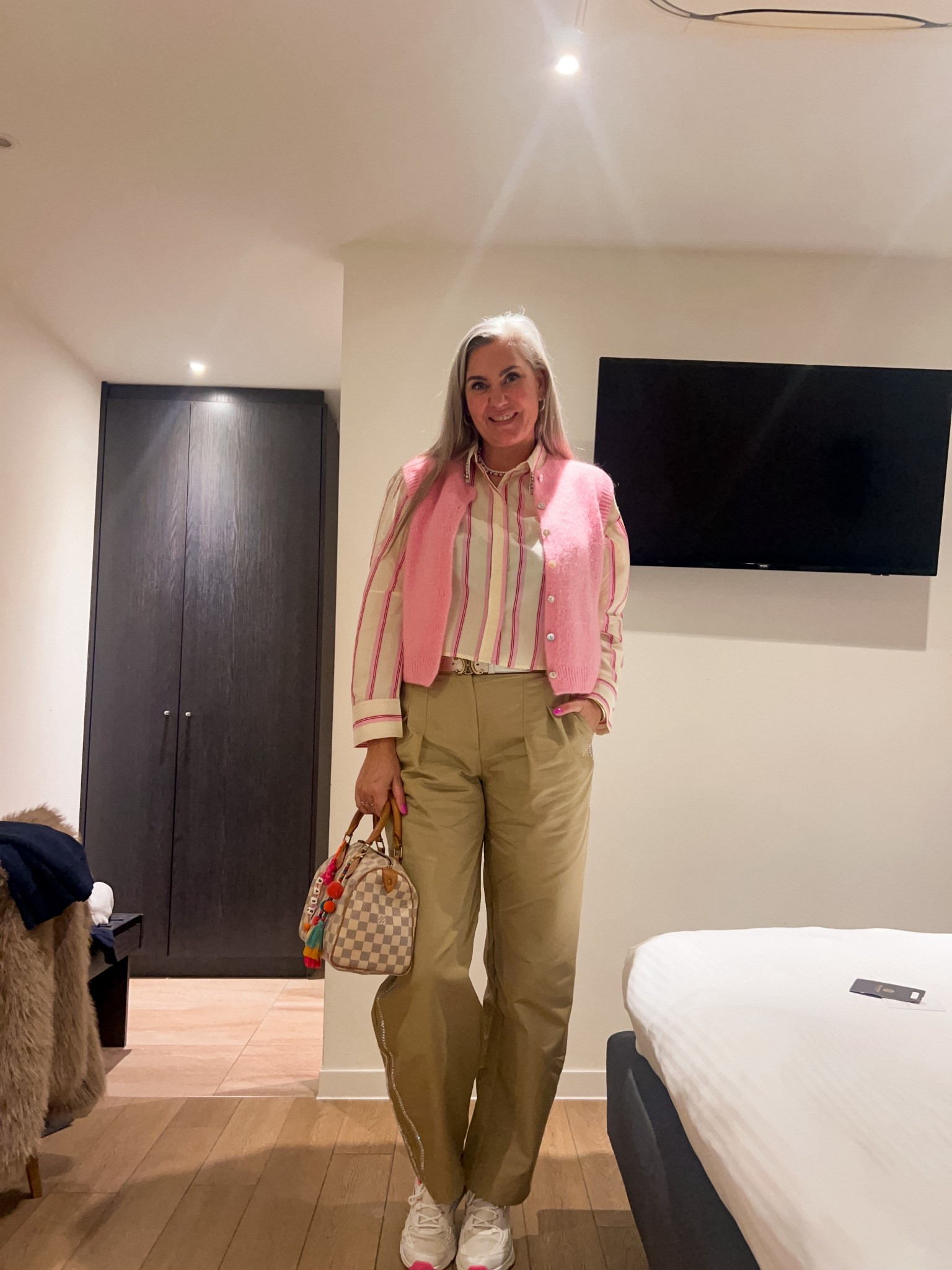 OOTD. Geel met roze gestreepte blouse (M/L https://wehkamp-nl.mtpc.se/5905502)
Beige barrel fit broek met Strass (L, https://wehkamp-nl.mtpc.se/5889815)
Roze gebreid gilet van een winkeltje in Knokke (Corel)
Skechers sneakers en Louis Vuitton speedy 25



#LTKwinter #LTKeurope #LTKnederlands