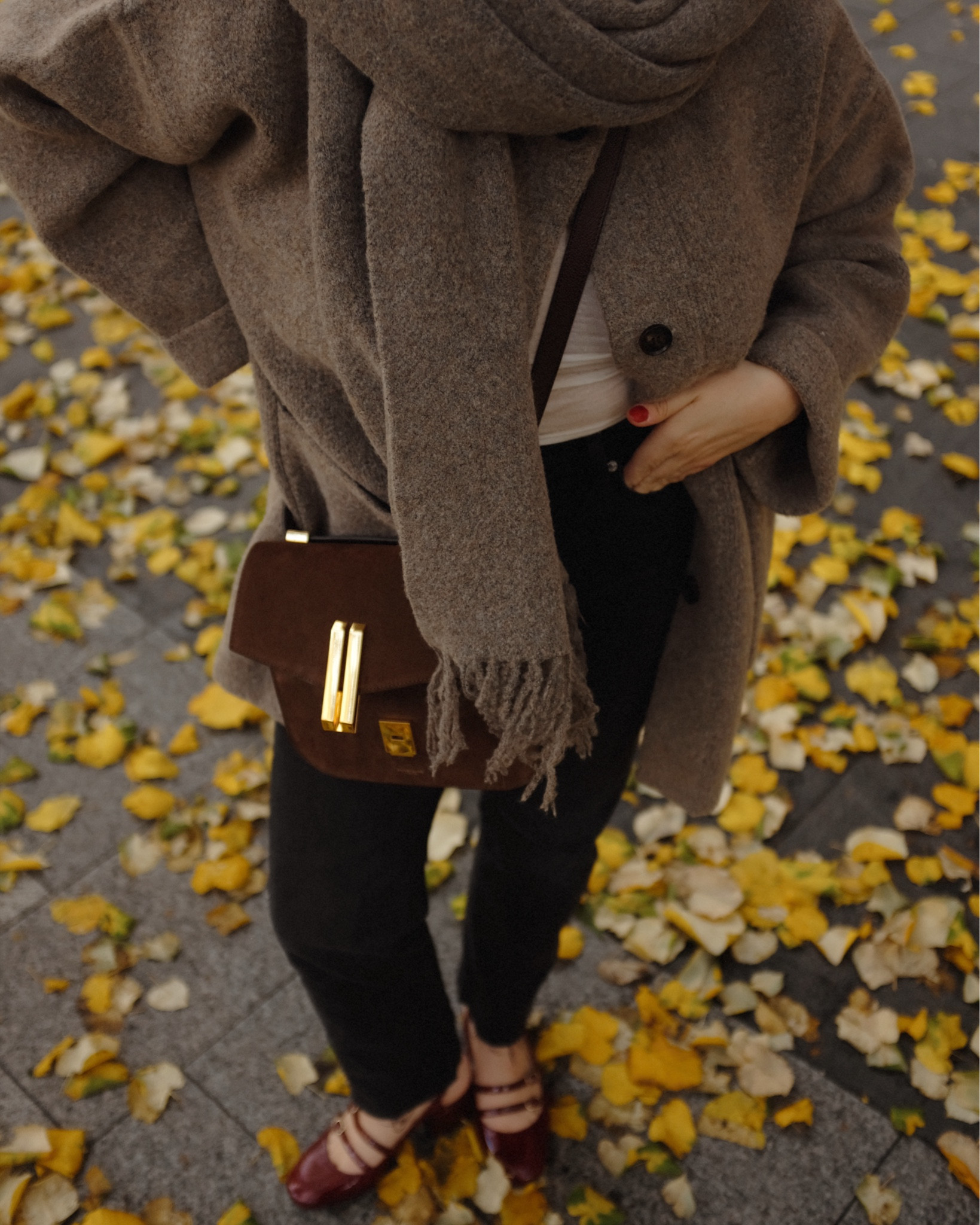 Le Vancouver - Demellier London. 
Mon sac favoris de la saison. Il va avec tout mes looks et ils peut contenir mes deux caméras ! 

#LTKitbag #LTKeurope #LTKSeasonal