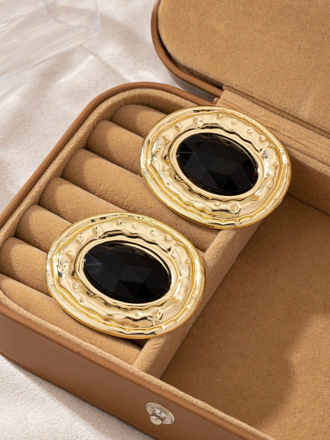 Trends1pair Asymmetrical Round Metal Vintage Personality Cold-Tone Women's Statement Earrings | SHEIN