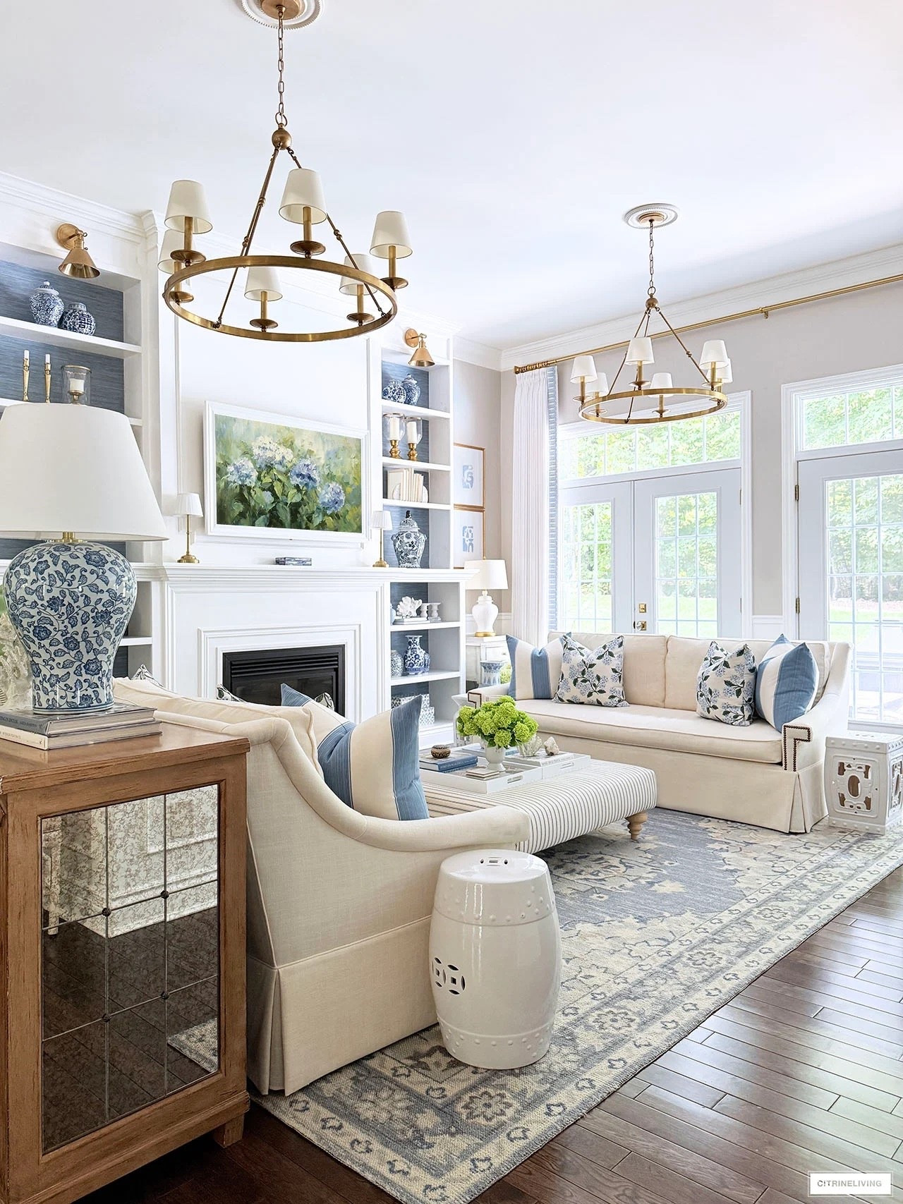 Chic bright living room decorating!