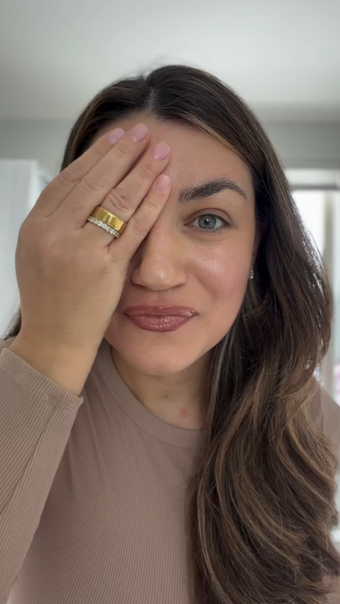 You’re using your lash curler wrong! These literally held up in snow 😂 Let me know when you try!
.
.
@brookstone @buxomcosmetics @tartecosmetics @ultabeauty 
Lashes, makeup, makeup tutorials, mom makeup routines, motherhood, easy makeup, beauty tips, beauty hacks, lash hack, heated eyelashes curler #beautytip #hacks #eyelashes #eyelashcurler