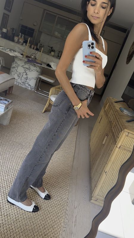 Can’t remember the last time I wore grey jeans but I’m into it.

Took a size down in these jeans. Normally a 25, wearing a 24.

#LTKstyletip #LTKaustralia
