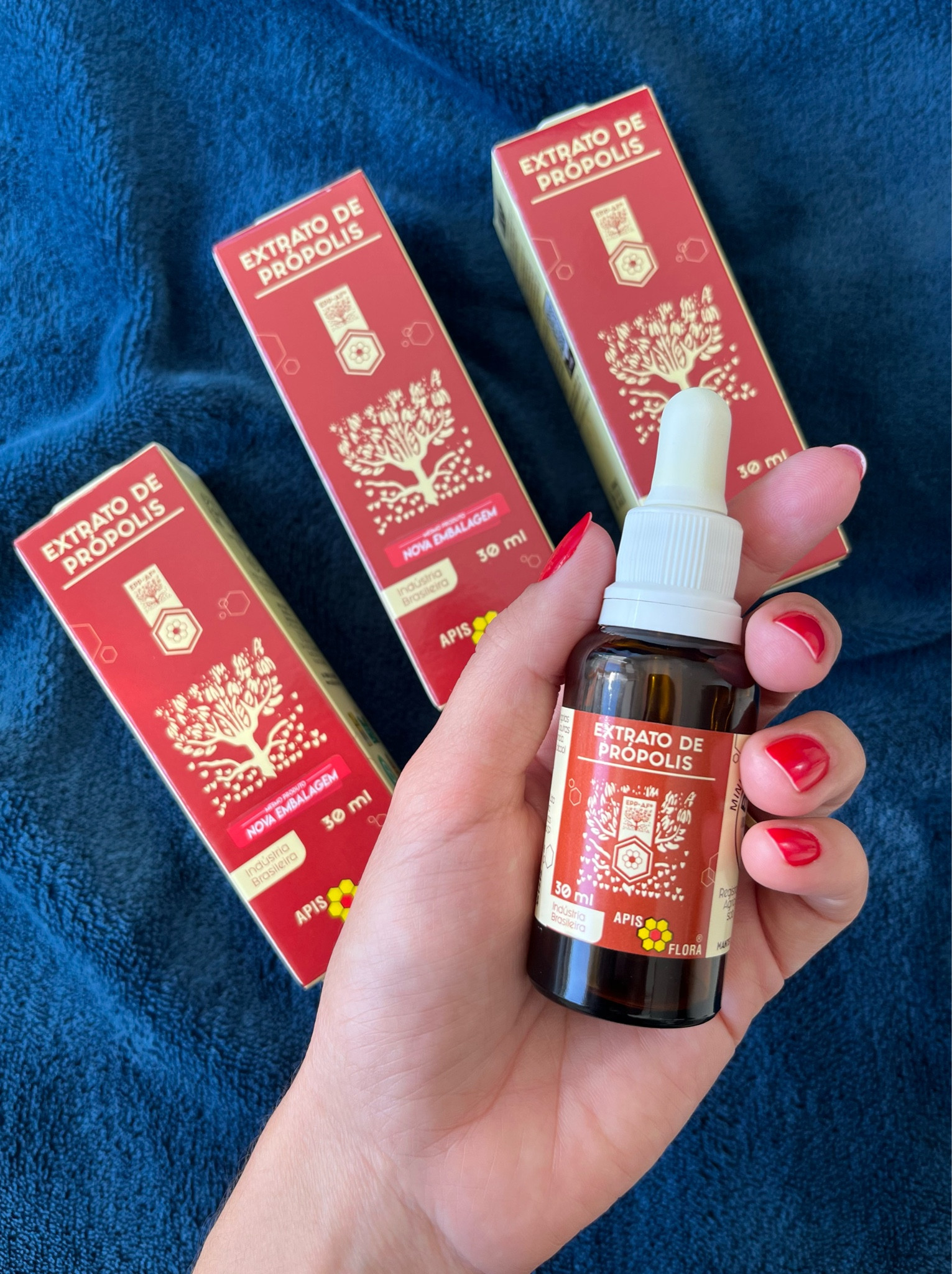 Descubra o poder natural do própolis! 🍯 🐝 

Desfrute de todos os benefícios incríveis desse presente da natureza para a saúde.

* Fortaleça seu sistema imunológico
* Alivie a garganta irritada
* Promova a saúde geral com esse elixir dourado

Eu uso todos os dias pela manhã e senti que minha imunidade melhorou demais. 😱

#LTKFind #LTKbrasil #LTKbeauty