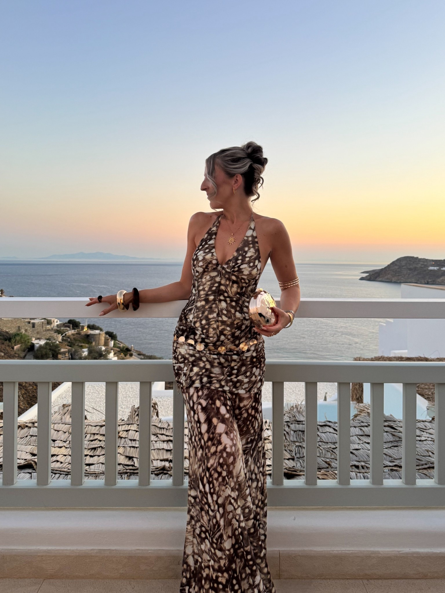 Mykonos outfit 🌞

Printed dress, holiday outfits, Topshop, gold bag, halter neck dress 

#LTKdresses #LTKtravel #LTKsummer