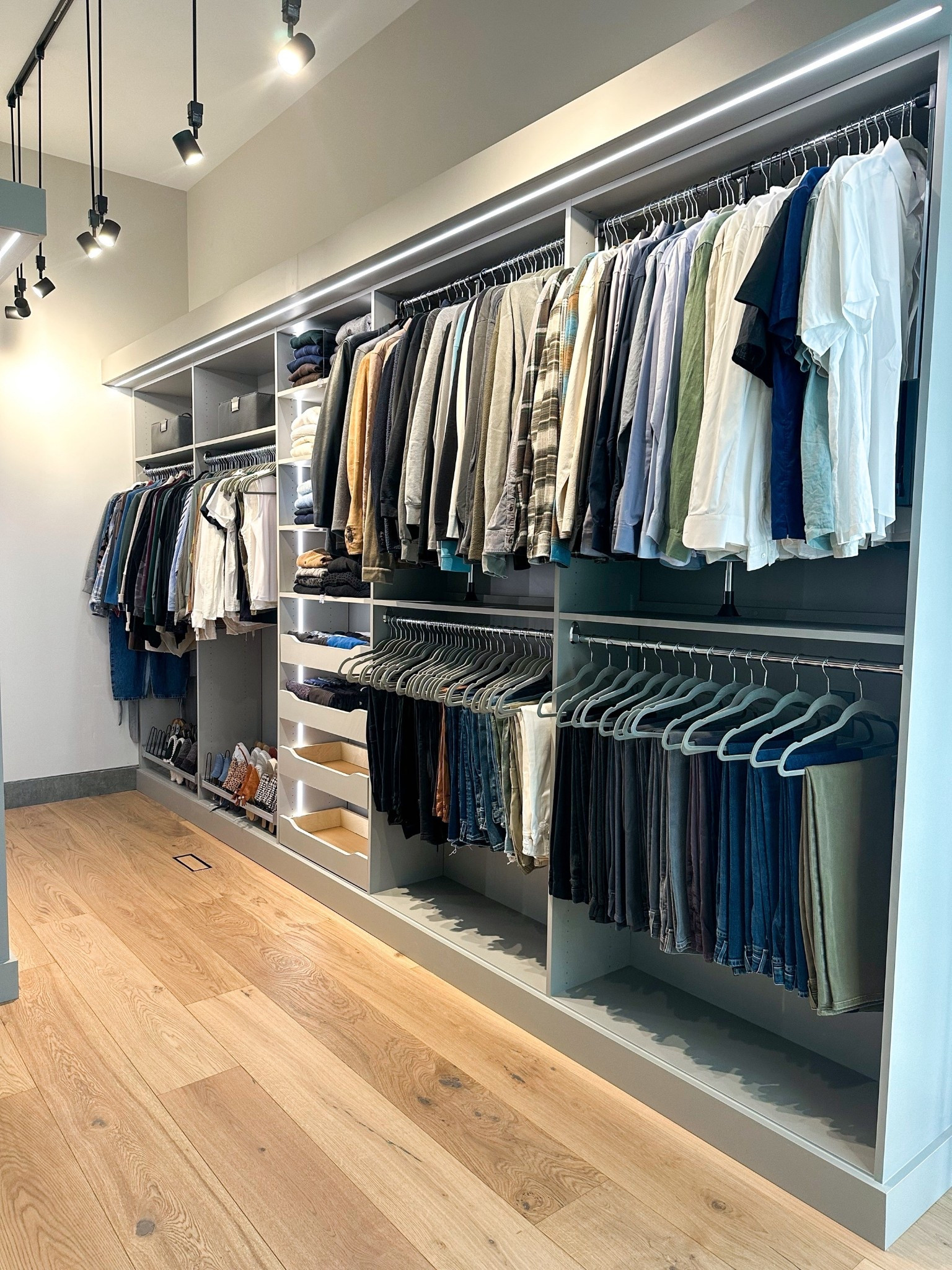 Check out favorite closet organizing products! 🤍

#closetorganization #homeorganization 
#professionalorganizers

#LTKHome