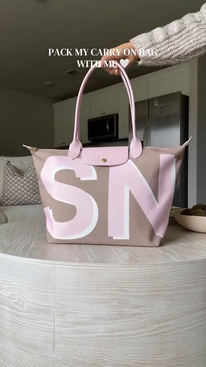 pack my carry on bag with me 🤍
•
•
•
#packwithme #carryonbag #longchamp #travelbag #asmrpacking 
Pack my carry on bag with me, pack with me, asmr packing, asmr sounds, longchamp bag, travel bag,carry on bag, satisfying, packing, asmr lovers, carry on, packing my carry on