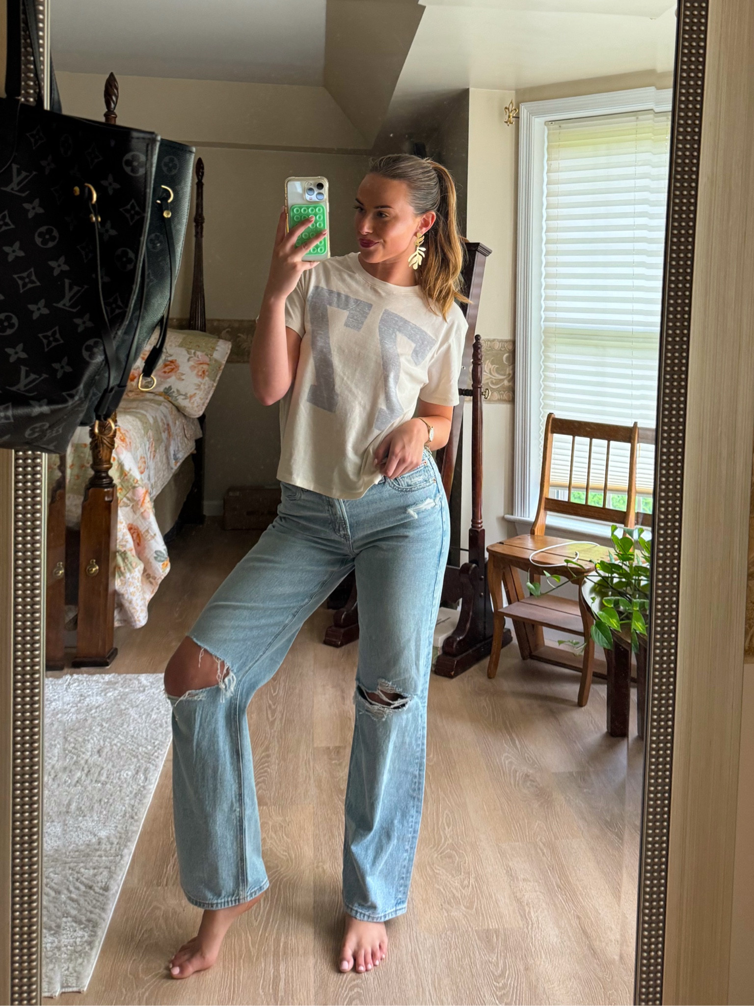 The distressed stovepipe jeans from American Eagle are the CUTEST style! 