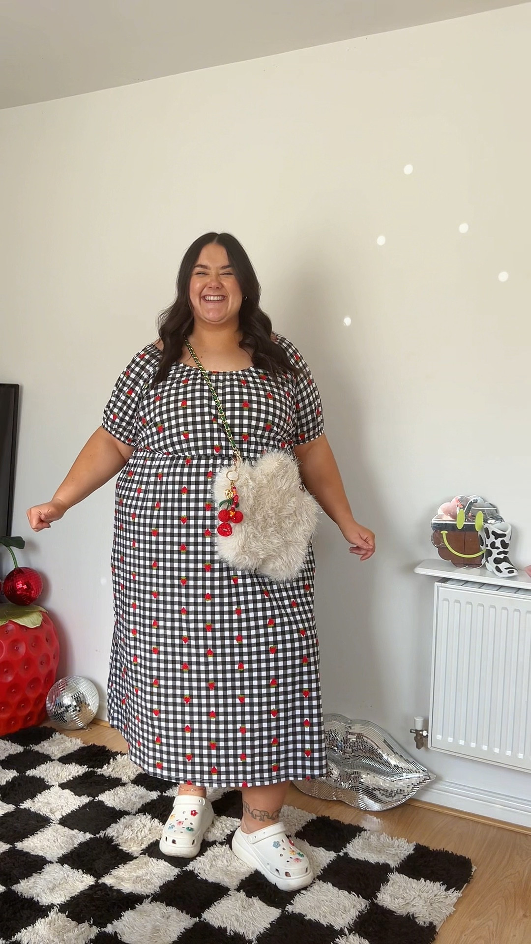 Gingham and fruits 🫱🏻‍🫲🏼me ✨🍓
Love love love the dress from yours clothing. Comfy and cute is a win win ✨🫶🏻🍓
Also comes in free with cherry’s! 