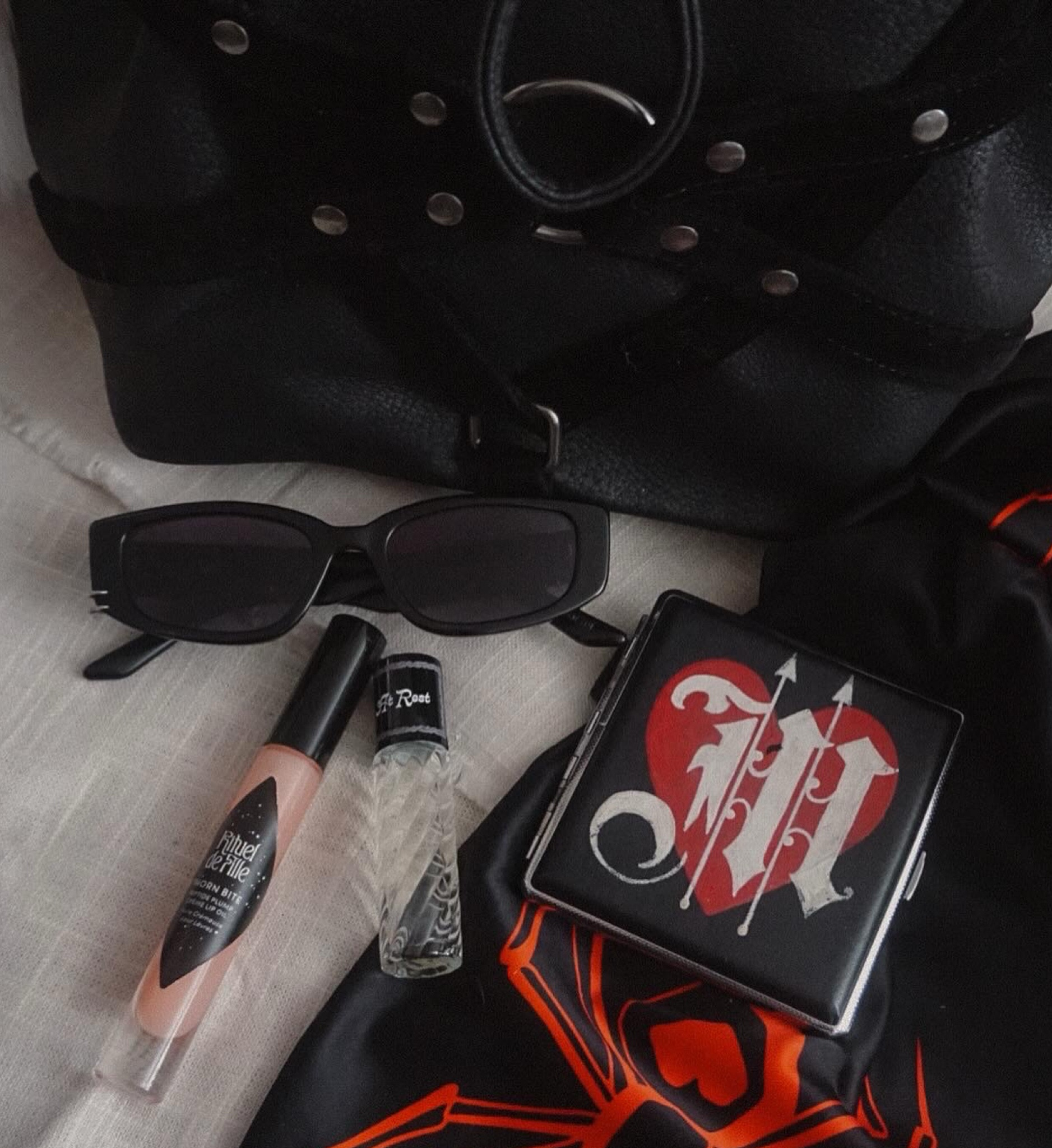 What’s in my bag? Lip oil, sunnies, card case, perfume oil, silky scarf

#LTKbeauty #LTKfindsunder100 #LTKGiftGuide