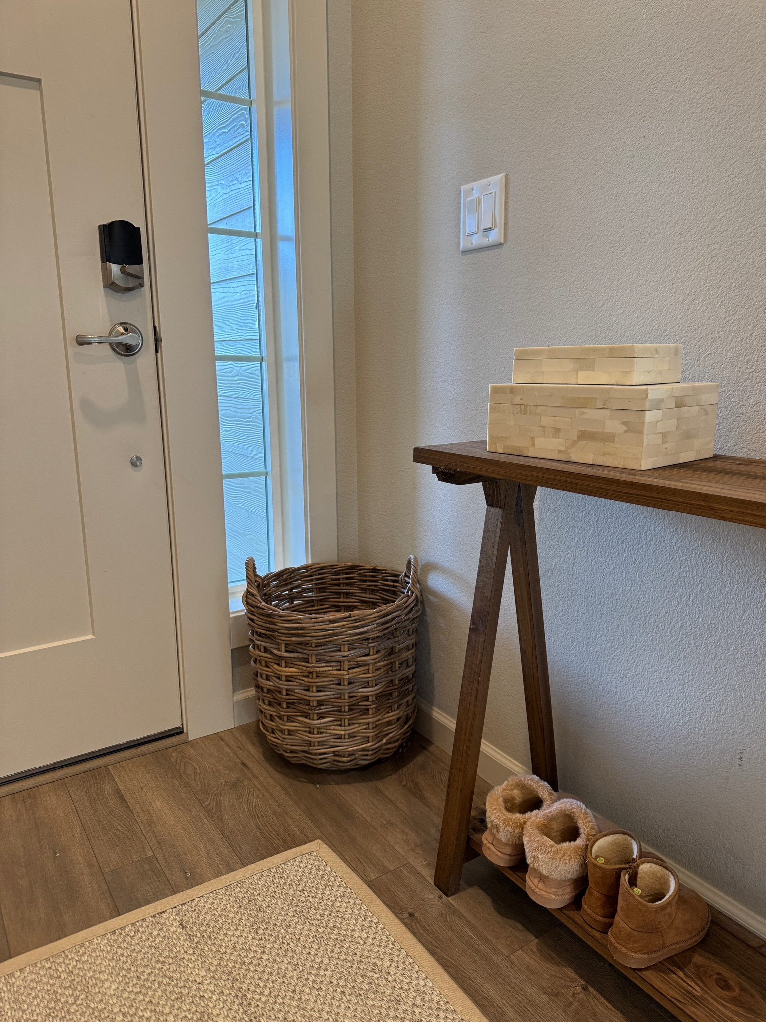 Entry way decor, entry way organization, hallway, narrow hallway

#LTKHome