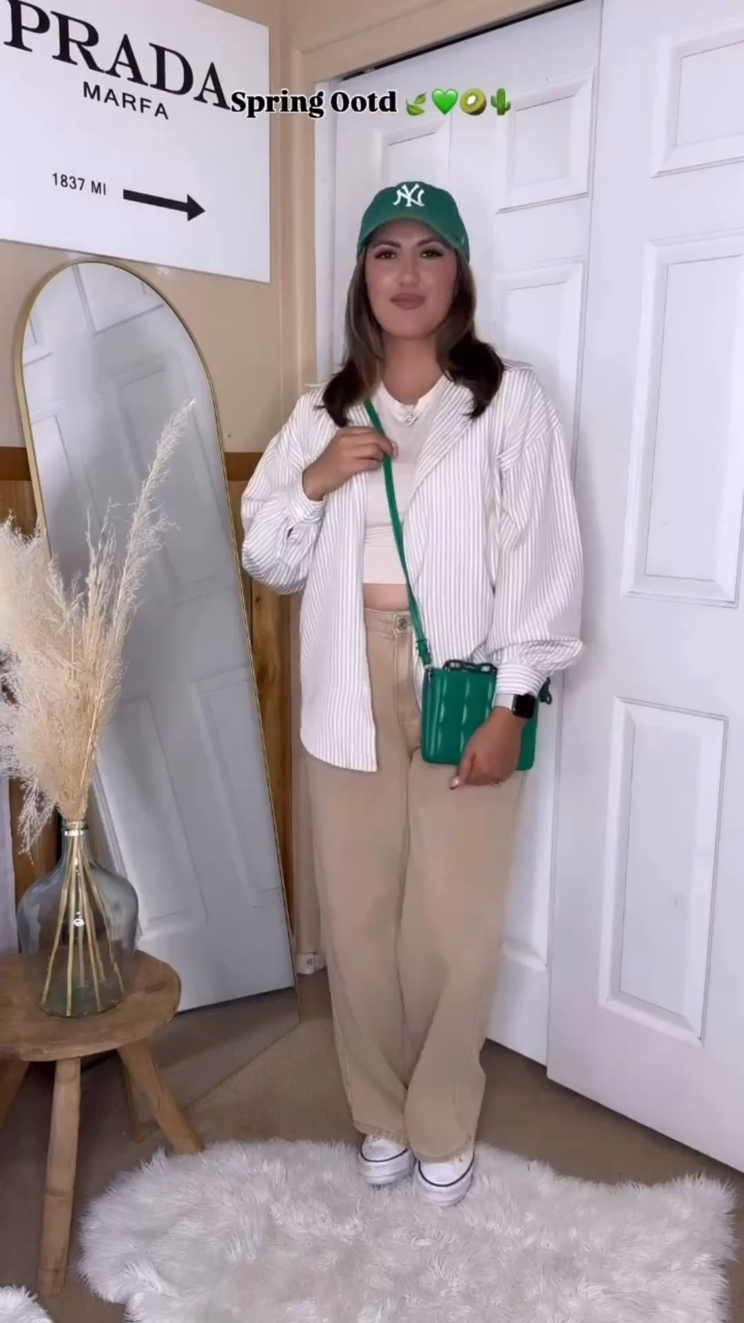 Neutrals with a pop of color 💚🍃 🥝