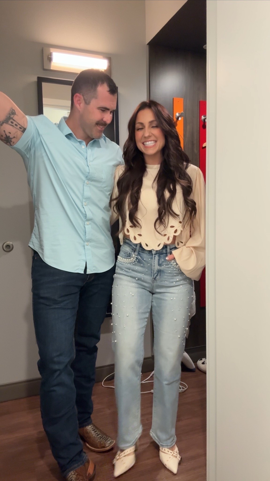 I’m a M in the top and size 27 in the jeans!! They are stretchy !! I’m 5’”2 for reference 

 