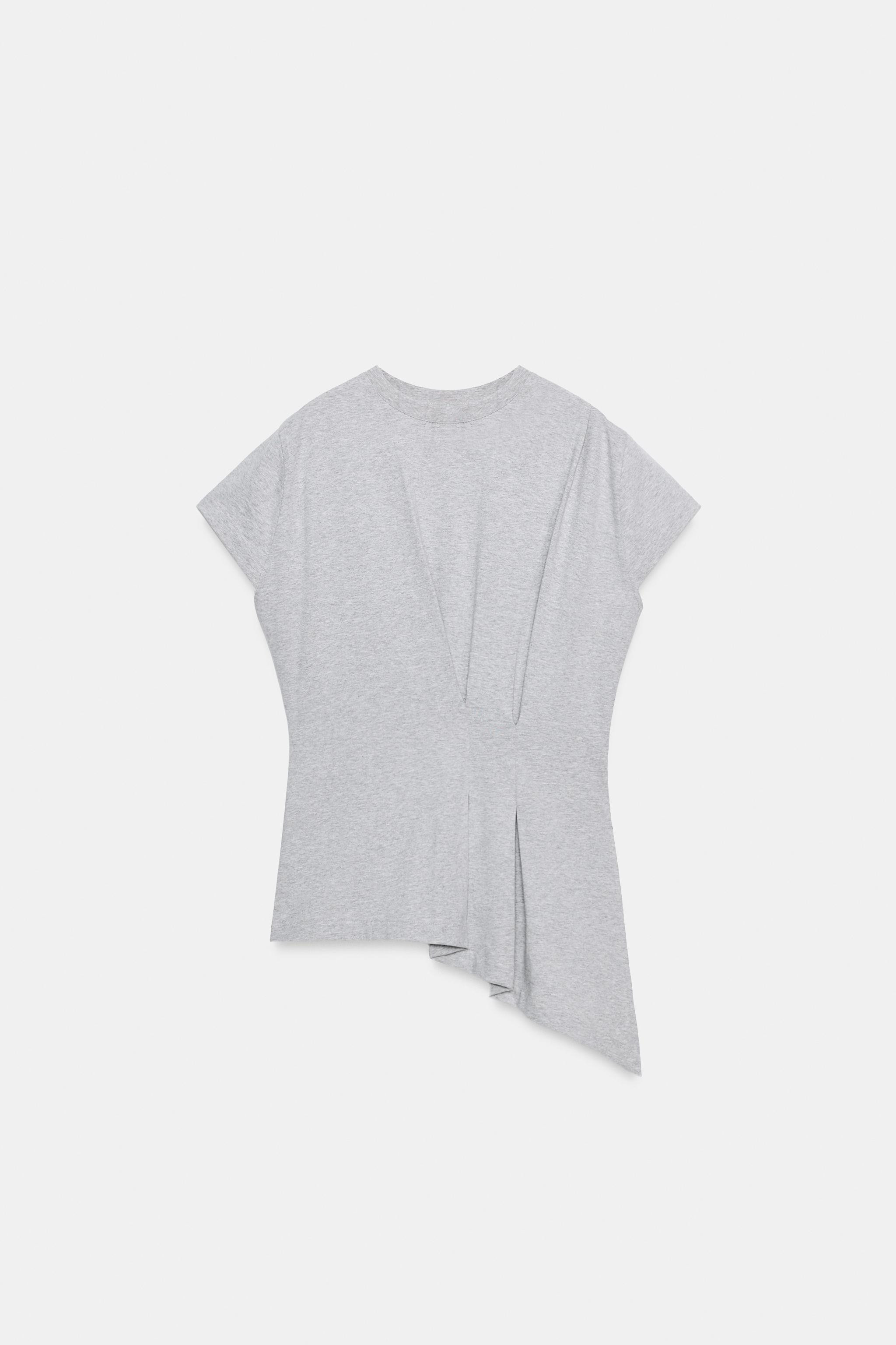 T-shirt made of 100% cotton yarn. Features a round neck and short sleeves. Front pleat detail. As... | Zara US