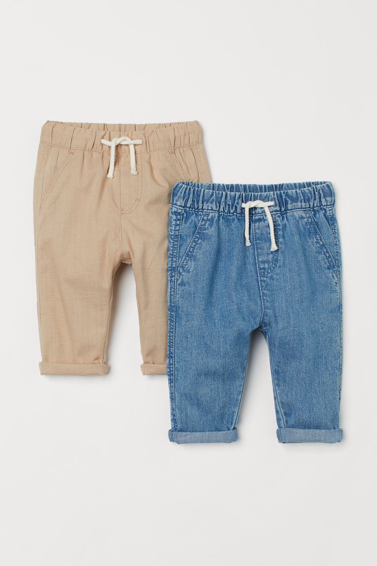 Baumwollhosen, davon eine in Twill und eine in Denim. Mit elastischem Kordelzugbund, Fake-Taschen... | H&M (DE, AT, CH, NL, FI)