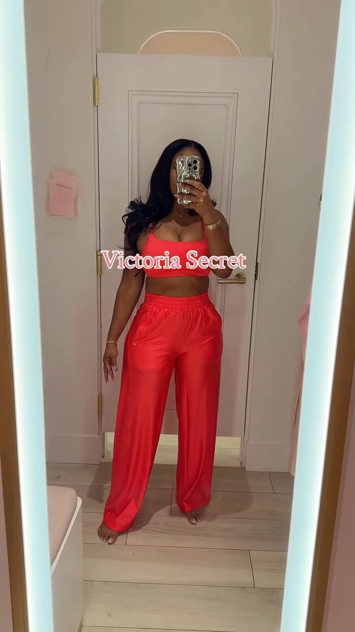 Glossy activewear set for spring🌸

Brand Victoria Secret 💕

Wearing a strappy-back sports bra + wide-leg leggings for that elevated sporty look💕

Comes in 4 different colors 💕

Super flattering, comfy, and perfect for everyday wear
Fits true to size

 (wearing small ) 5”3 162lb 


#LTKU #LTKActive #LTKootd