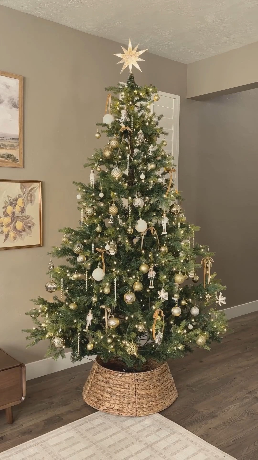 Holiday warmth made easy ✨
The wreath, the tree, the glow—just cozy vibes, no extra fuss.
#HolidayInspiration #CozyLiving #SimpleHolidayStyle #MinimalHolidayHome #NeutralAesthetic #HomeStyling #ChristmasDecorIdeas #SoftHolidayStyle #LTKHolidayHome

#LTKSeasonal #LTKHome #LTKHoliday