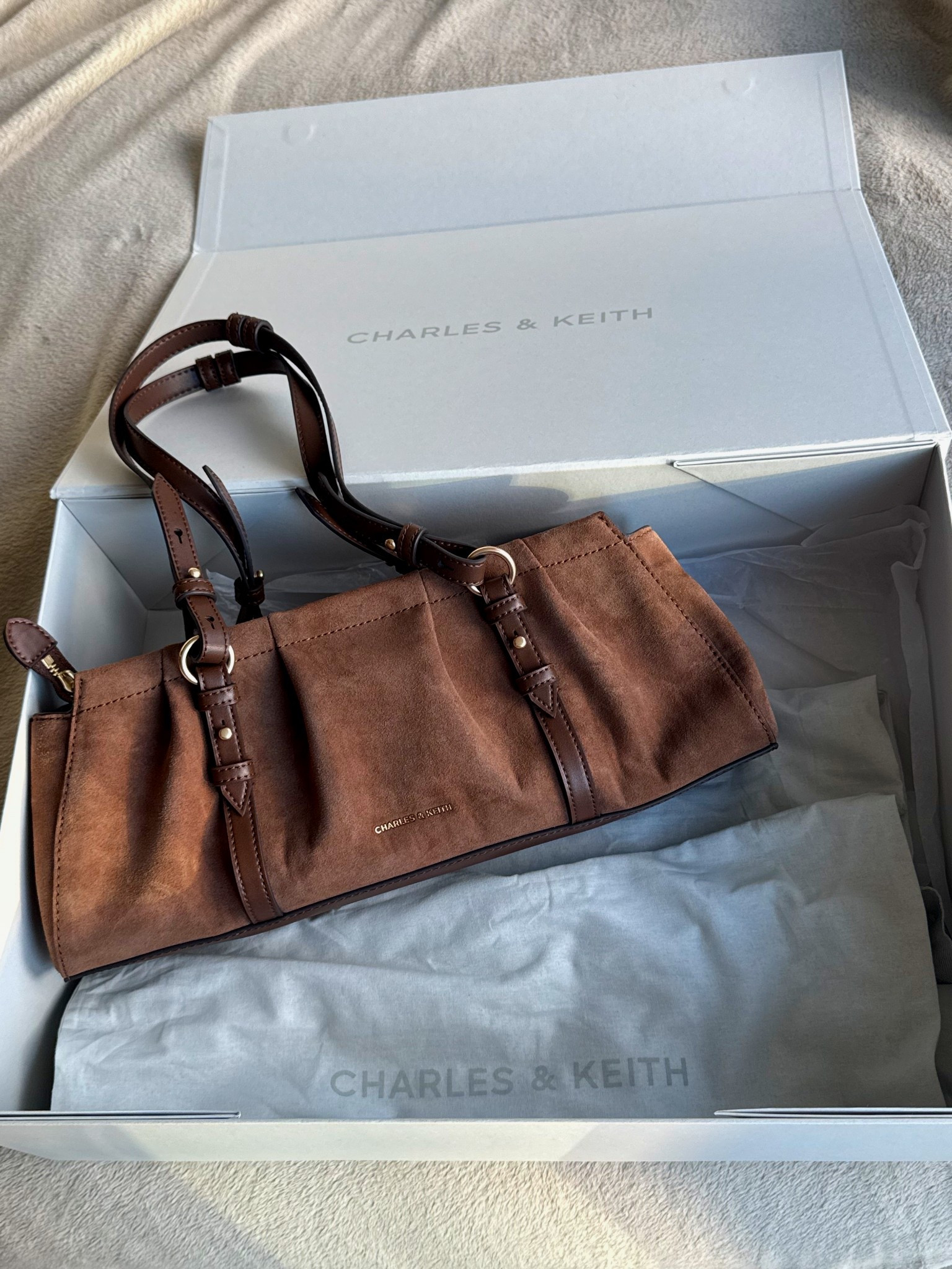 the perfect winter bag 🤎 how choc is she ✨

for 15% off use my AF link: COMAMBW15-BMYW7UGUF7

#LTKcanada #LTKgiftguide #LTKbag