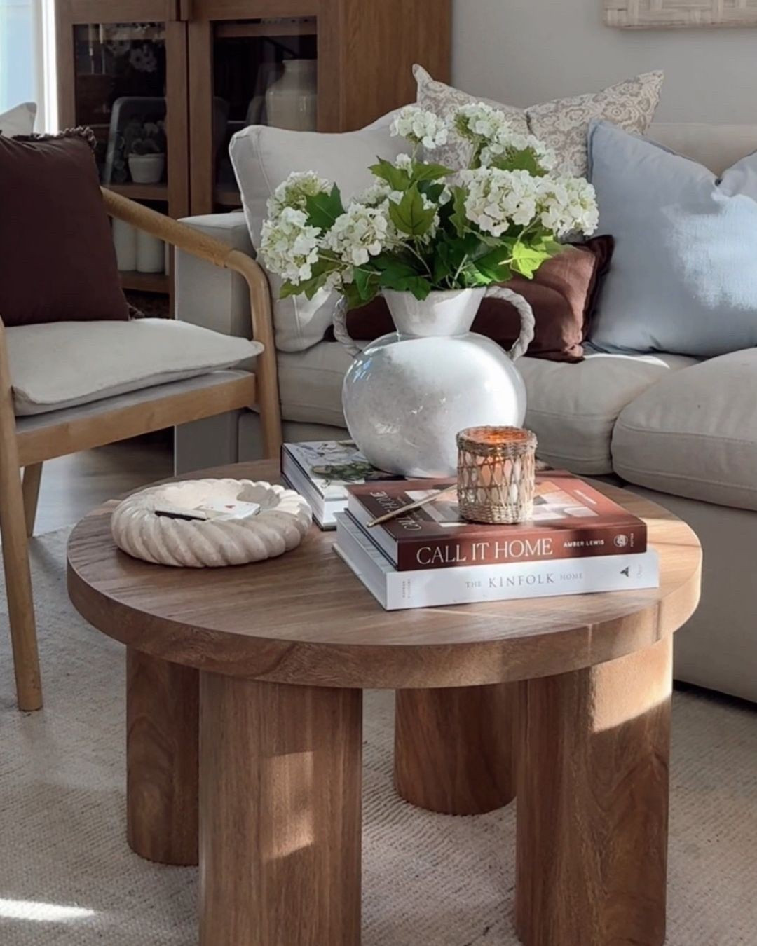 Coffee table decor, coffee table, faux flowers, faux hydrangeas 


#LTKHome #LTKFindsUnder50 #LTKStyleTip