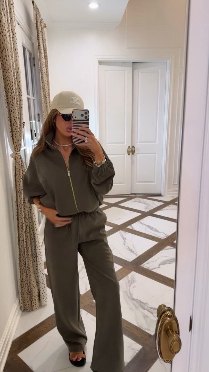 Fall travel OOTD!! I love the color of this set and it’s super comfortable! Small in the jacket and pants! 🫶🏻