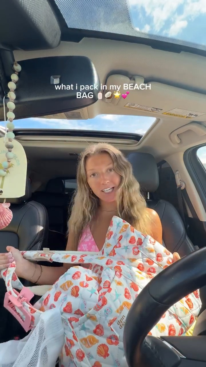 what i pack in my beach bag 🐬

#beachbag #packwithme #springbreak #beach @hawaiiantropic @coastline.color @naked_sundays @vacationinc @dippindaisys