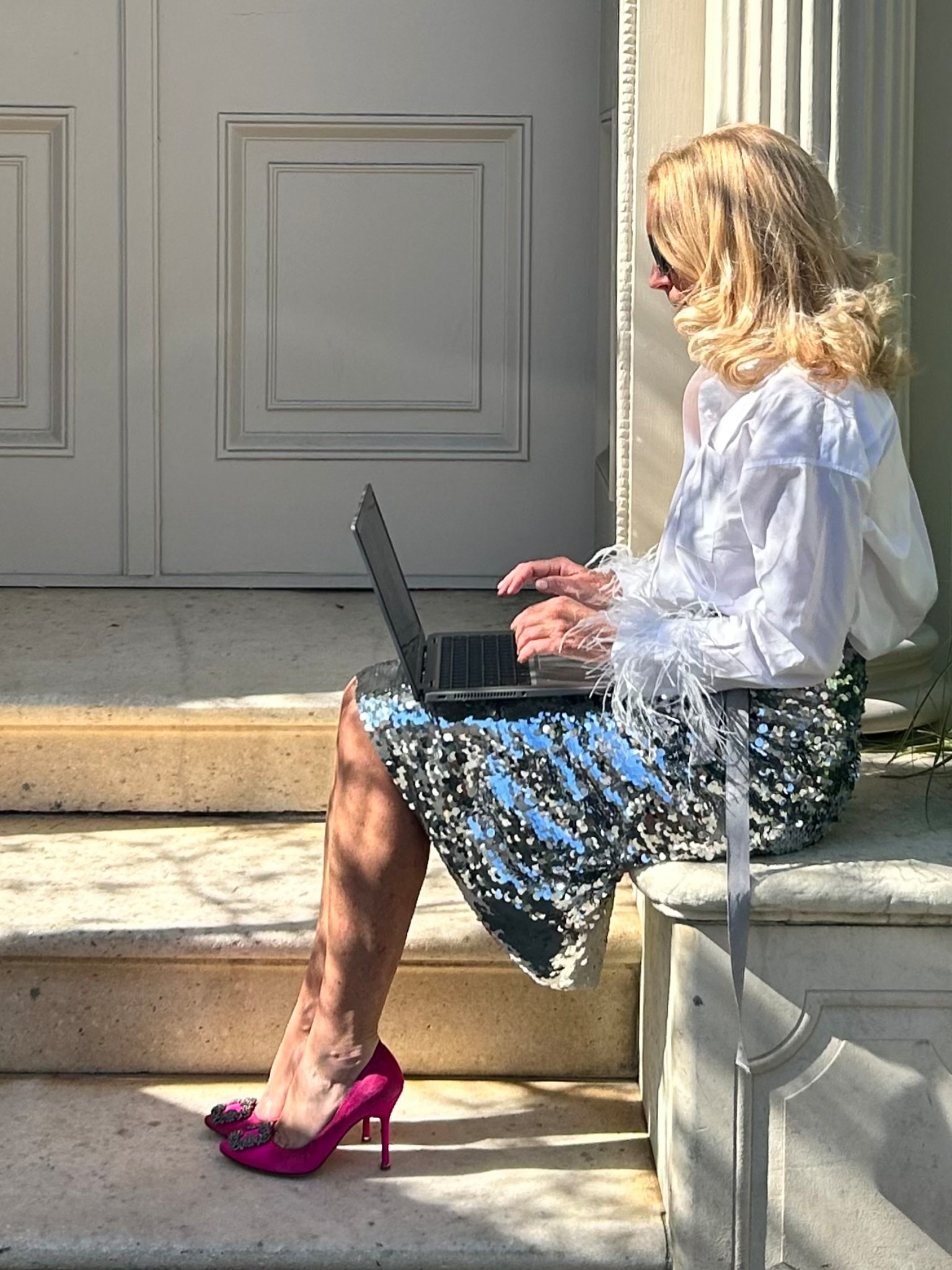 Doesn’t everyone work in sequins and feathers?
|
#arebelinprada #pinkpumps #feathers #whiteshirt #shoecrush #manolohangsi

#LTKPetite #LTKShoeCrush #LTKWorkwear