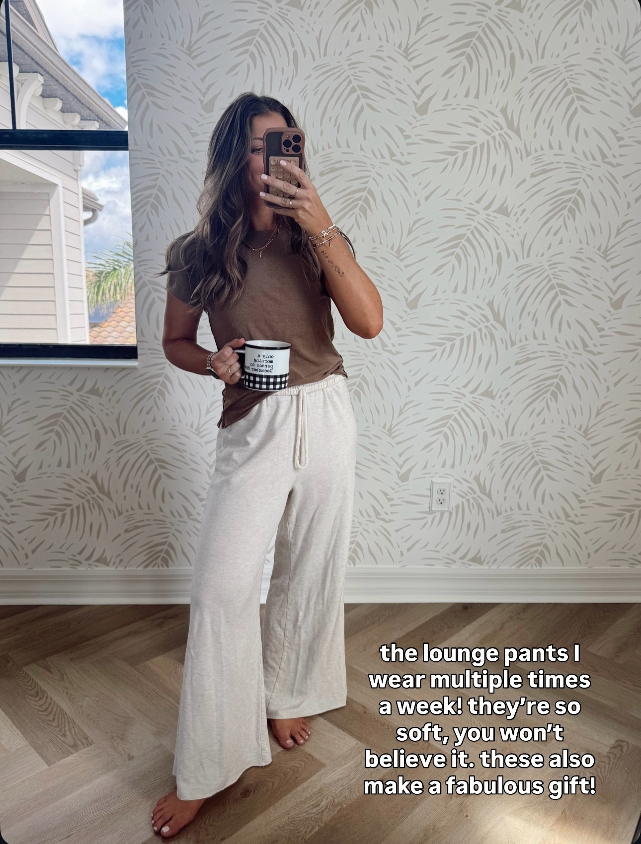 Small SHORT.. pants run really
Big tho fyi // XS tee 