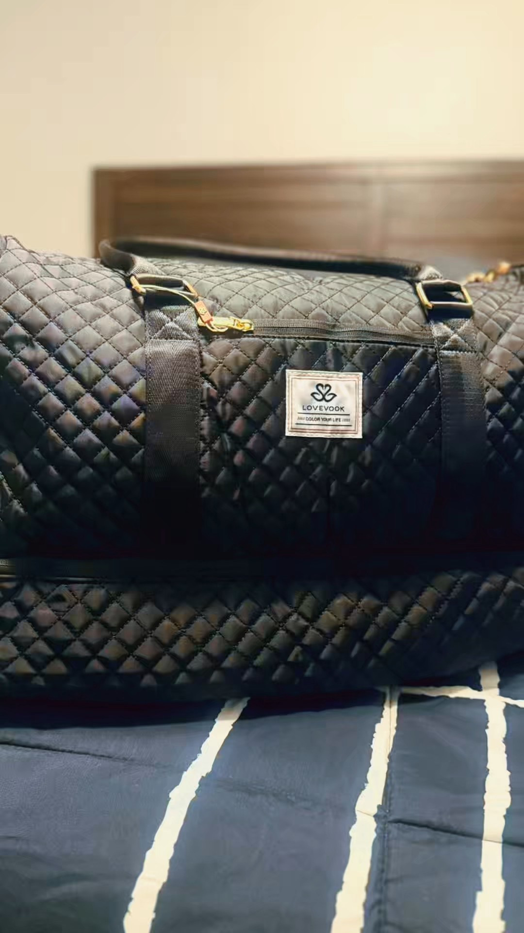 POV: You found the PERFECT travel bag that does it ALL 🖤✈️ Garment bag + duffel + shoe pouch + toiletry bag = packing SOLVED. No more wrinkled clothes or chaotic suitcases! Link in bio to shop! #LTK #LTKtravel #LTKfindsunder50 #LTKitbag #liketkit

#LTKTravel #LTKdayinmylife #LTKvlog