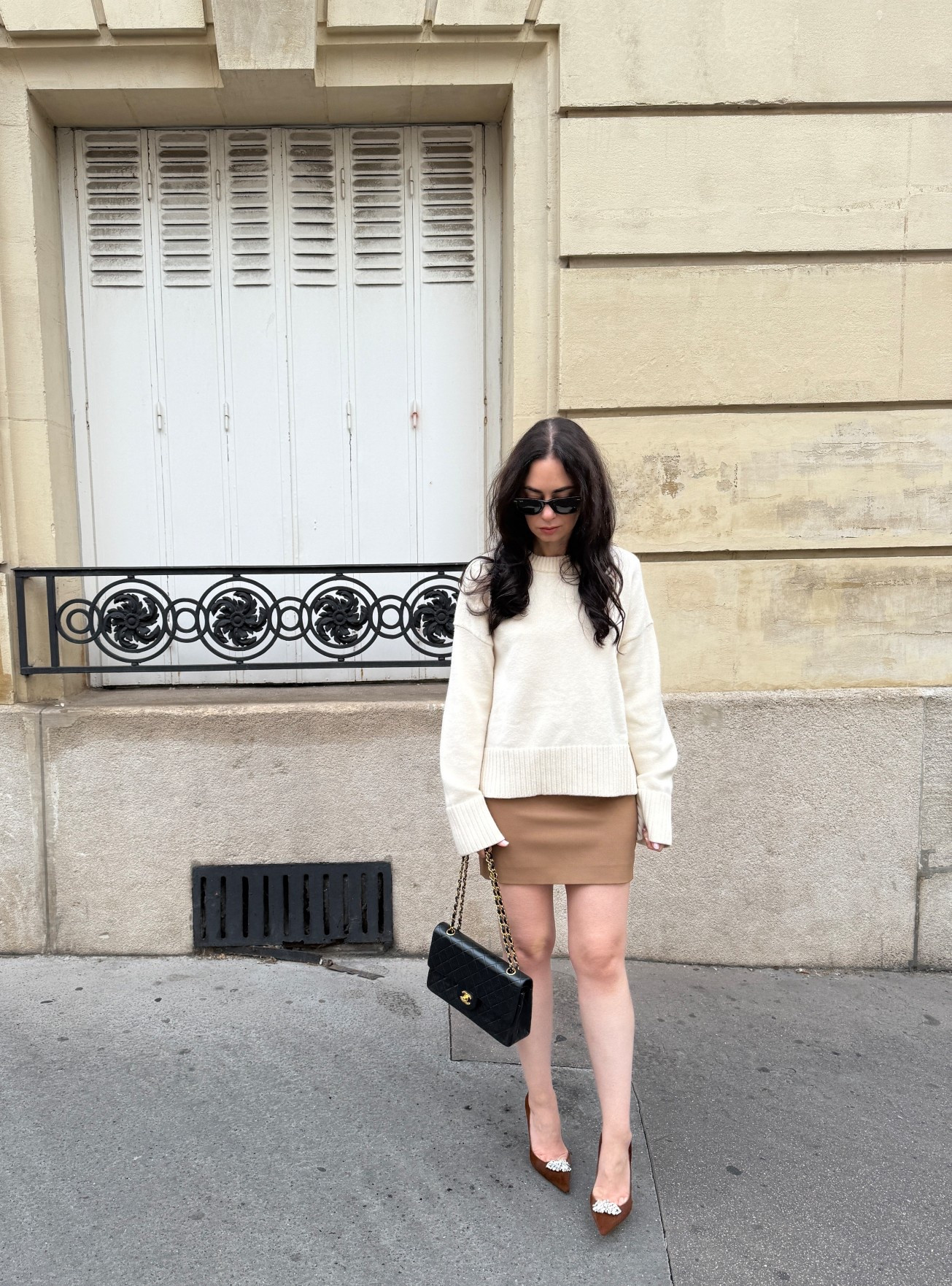 Sweater: H&M
Skirt: Babaton
Heels: Giuseppe Zanotti
Bag: Chanel
Sunglasses: RayBan

#LTKpetite #LTKtravel