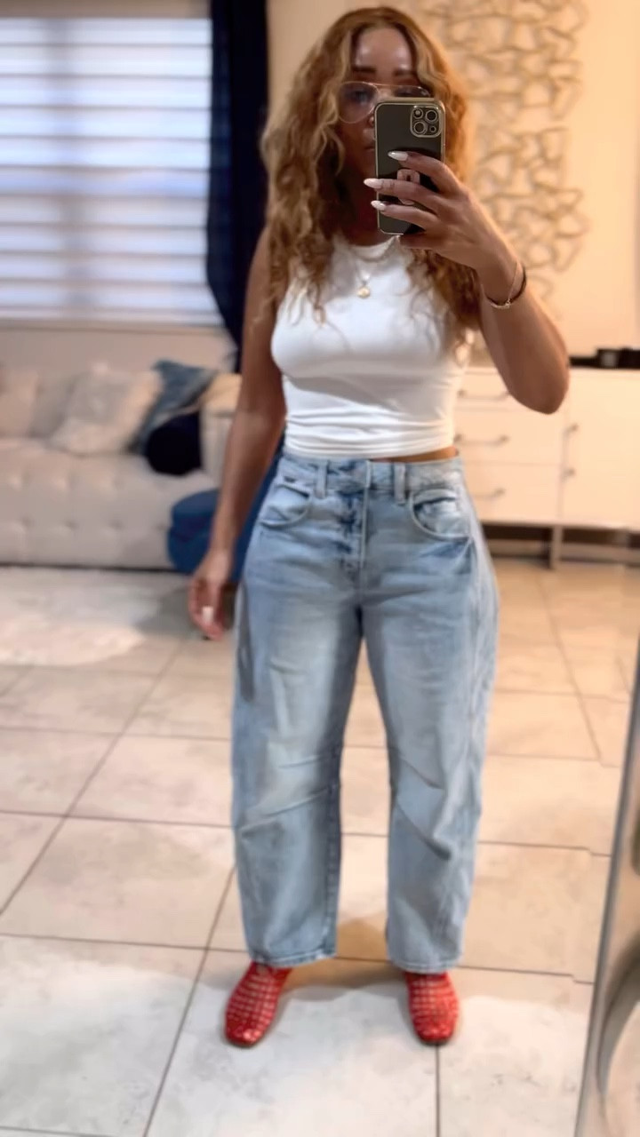 Spring closet rule: if it still sparks joy, it’s coming back into rotation ❤️ These red jelly shoes from last year deserved another moment ya know 💁🏽‍♀️ Comment “shoes” for links #ootd #springstyle #styleinspo