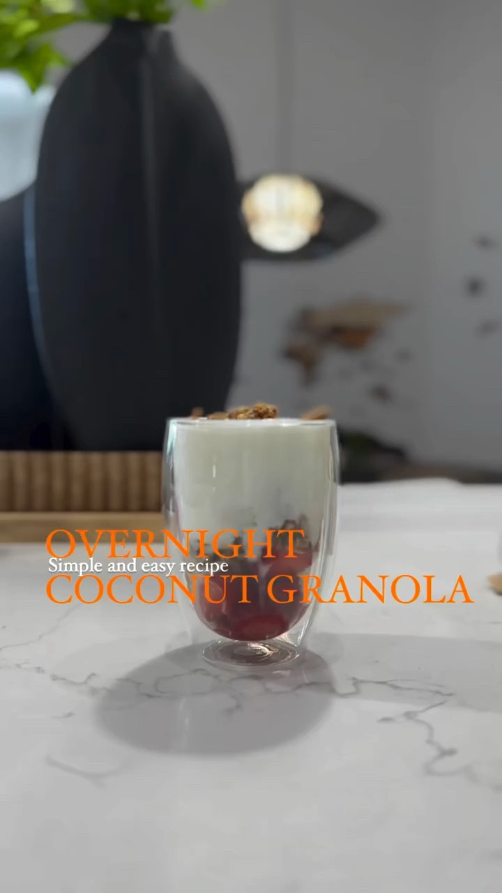 🍓🧡💯This super quick overnight granola recipe makes my mornings! I cut strawberries with my super razor cup, cannot help admiring this brilliant invention which cuts and measures simultaneously:) put strawberries in a dual glass jar. Add real honey - love this white creamy one, it is not super sweet and very flavorful! Sprinkle with coconut granola and add 3 spoons of greek prebiotic yogurt. 90 seconds and Vuala! Easy, healthy, light and tasty:) Love to have it with cup of fresh coffee as dessert. Can be in a bowl too:) Tastes so good both ways!🌵✨ #granolabowl #morningrecipes #easyrecipes #aziquestyle #strawberryrecipes #greekyogurtrecipes