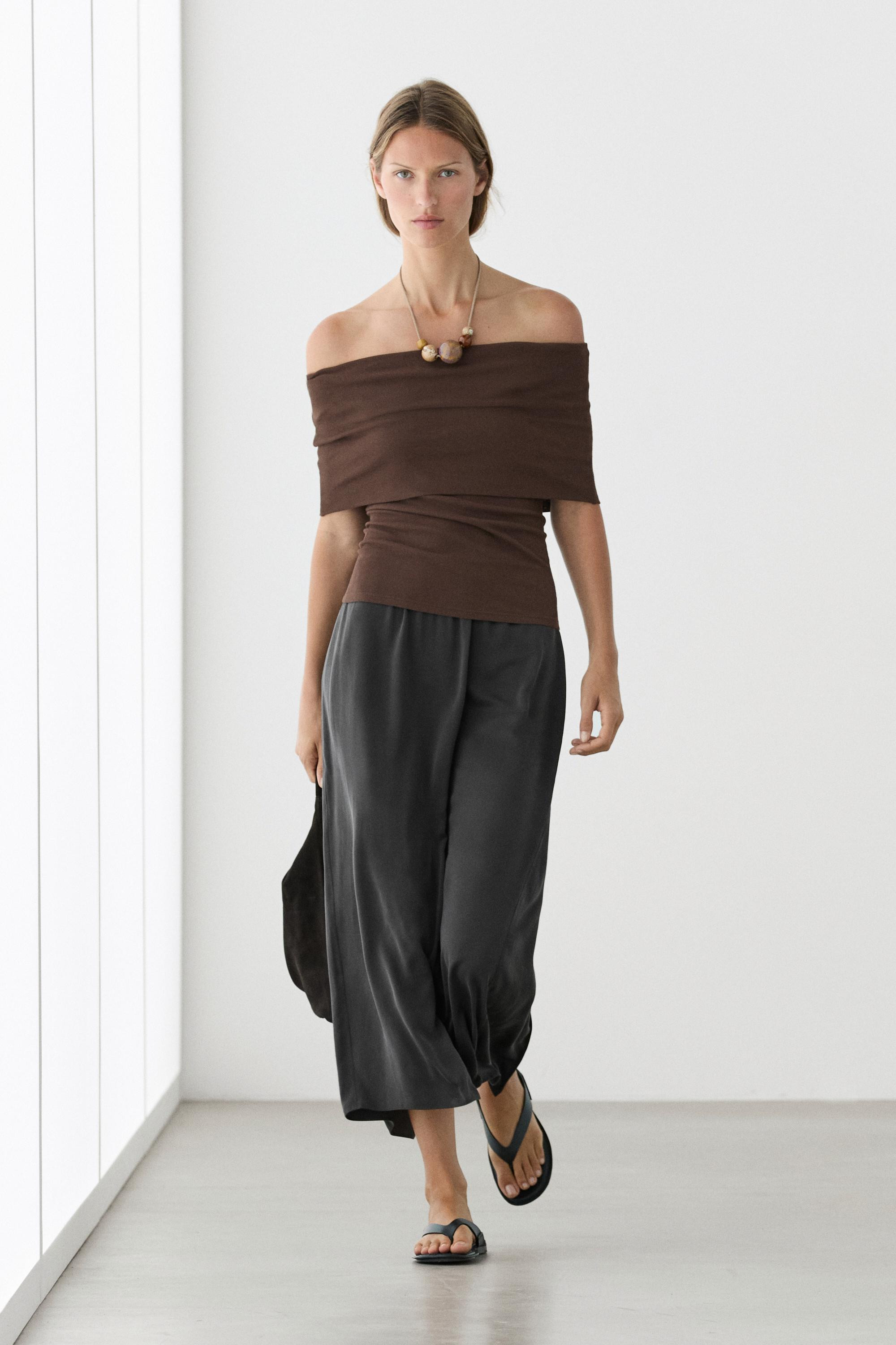 VIEW LOOK
Cotton off-the-shoulder top

 £39.95  -35% * £25.95  Colour:  Brown  Add to basket | Massimo Dutti UK