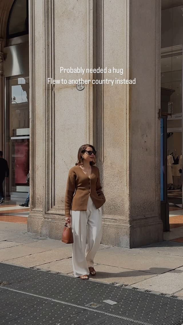 Buengiorno amici 🇮🇹🍕🍝 Arrived at the beautiful Milan ❤️ and it’s better than I ever expected ✨ 

Also showing off my @hm outfit in front of the H&M in Milan 🤣 

Have you ever been to Milan?

@equaluecommunity @combinationlover @femaleambitionclub @fashionn.diaryyy @instaglamday