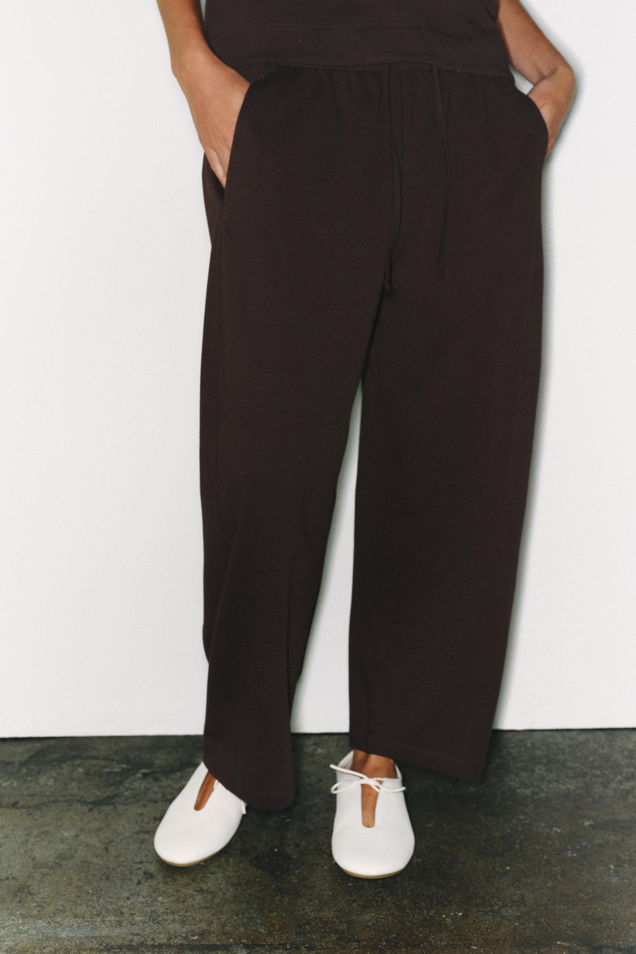 Trousers made from spun cotton fabric. Featuring a mid-waist, adjustable elasticated drawstring w... | Zara UK