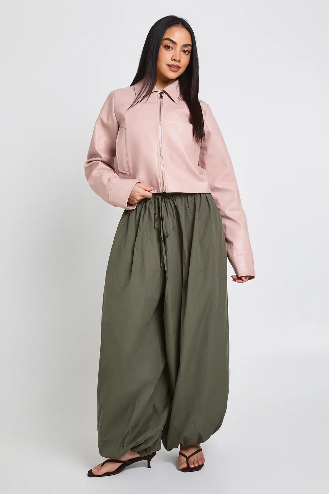 Khaki boohoo Cotton Poplin Concealed Waistband Balloon Trouser | PrettyLittleThing USA | PrettyLittleThing US