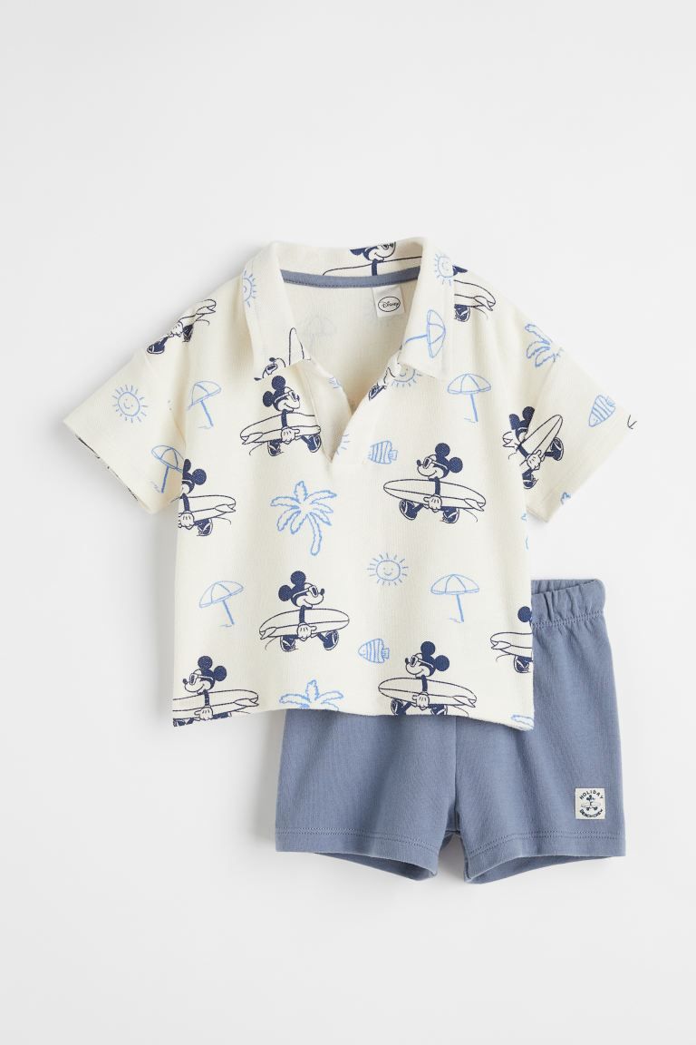 Set with a shirt in soft cotton jersey and lightweight sweatshorts. Shirt with a printed pattern,... | H&M (US + CA)