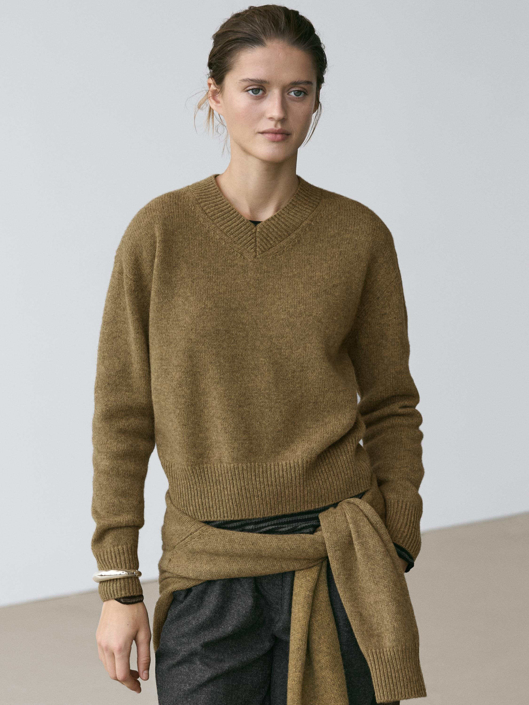 Strickpullover mit V-Ausschnitt aus Wolle | Massimo Dutti DE