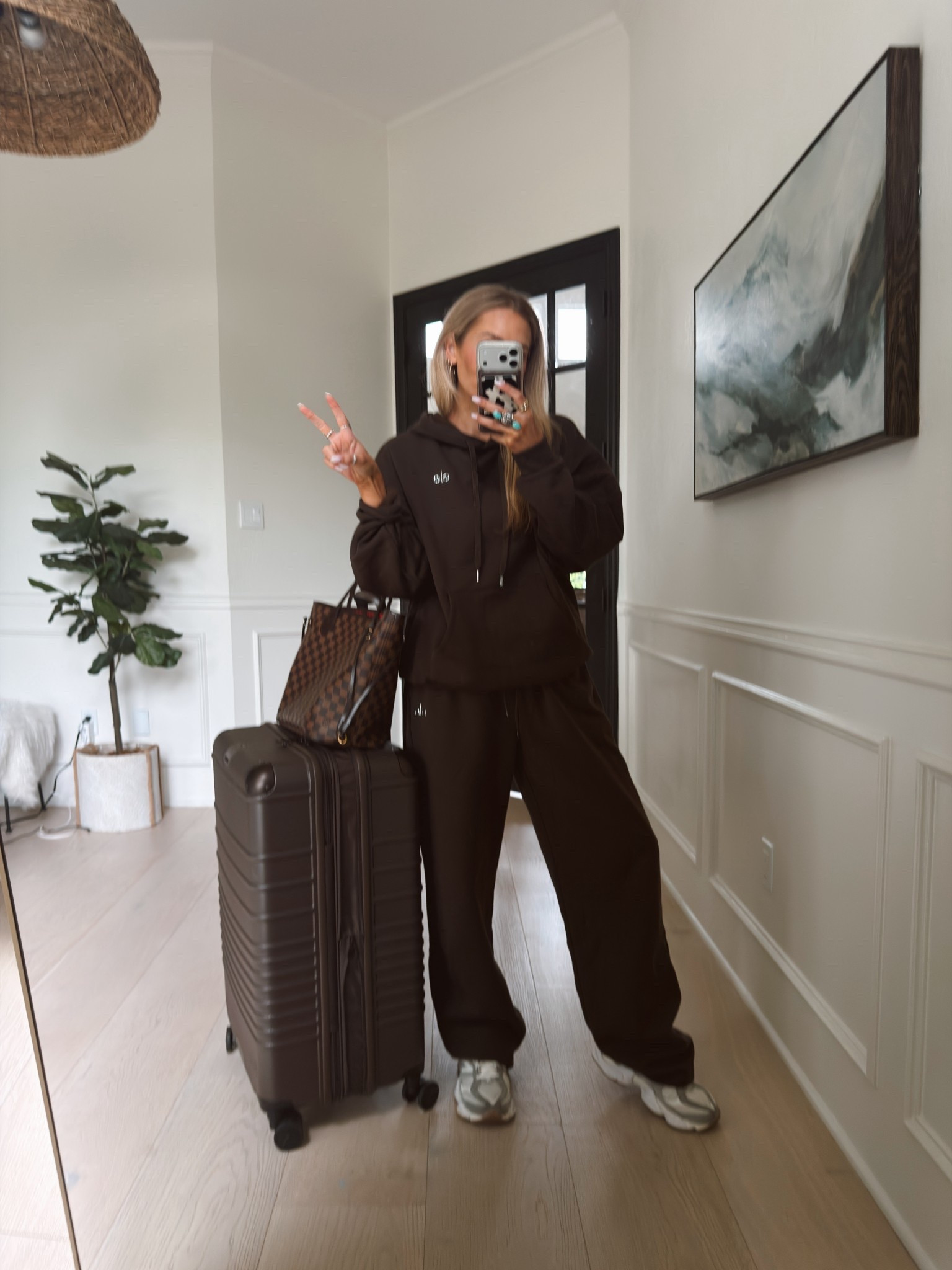 Off to Tahiti for 2 weeks! ✈️🌴🌊🤿☀️

Looooove my Alo travel sets. 
Size: M / went up 1 for extra oversized 